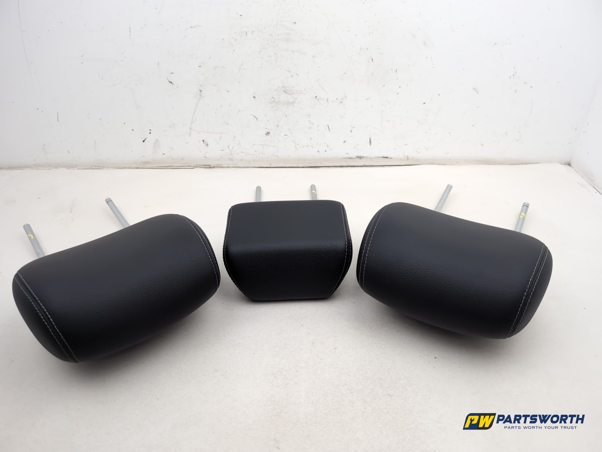 Mercedes R320 R-Class W251 Rear Second Row Leather Headrest Set 2006-2013 - photo 4
