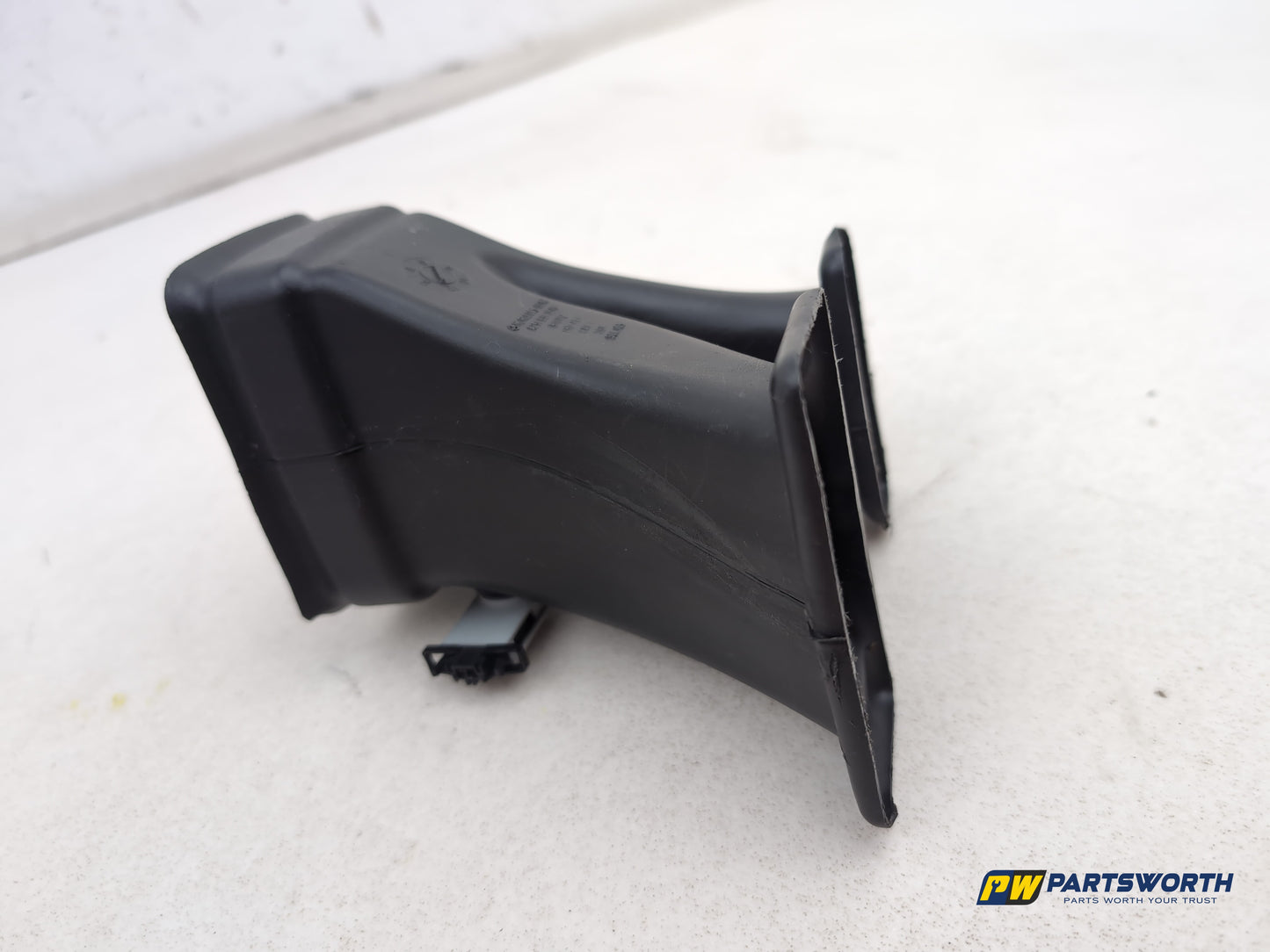 Mercedes R320 R-Class W251 Air Duct Hose Pipe Vent A2518313546 2006-2013 - photo 3