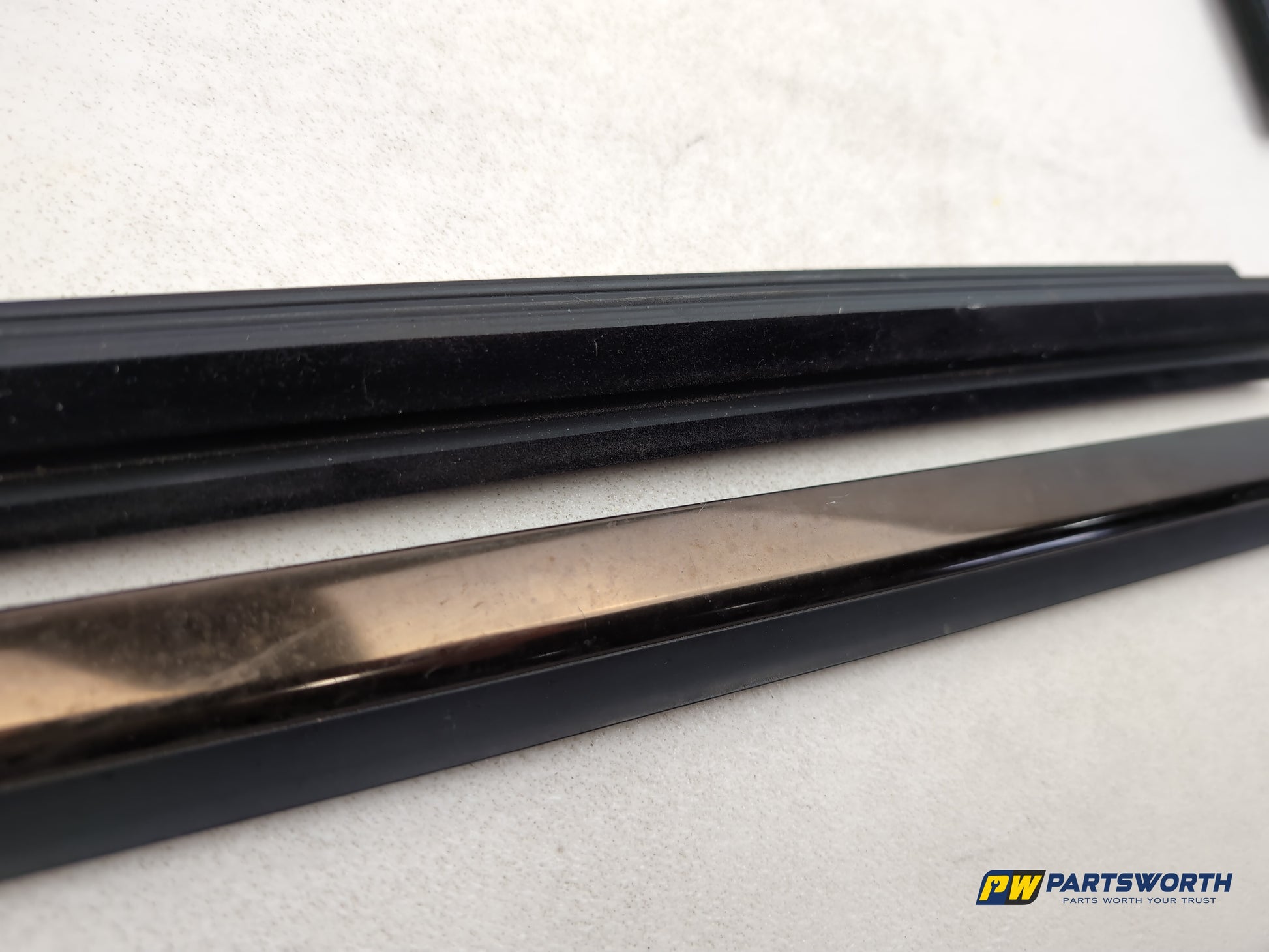 Mercedes-Benz E220 E-Class W212 Rear Left Door Window Guide Sealing Rubber - photo 2