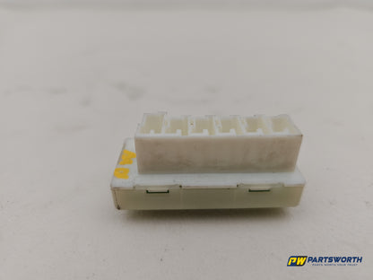 Mercedes W176 W205 W212 Voltage Converter Power Distributor Plug A0009820412 - photo 4