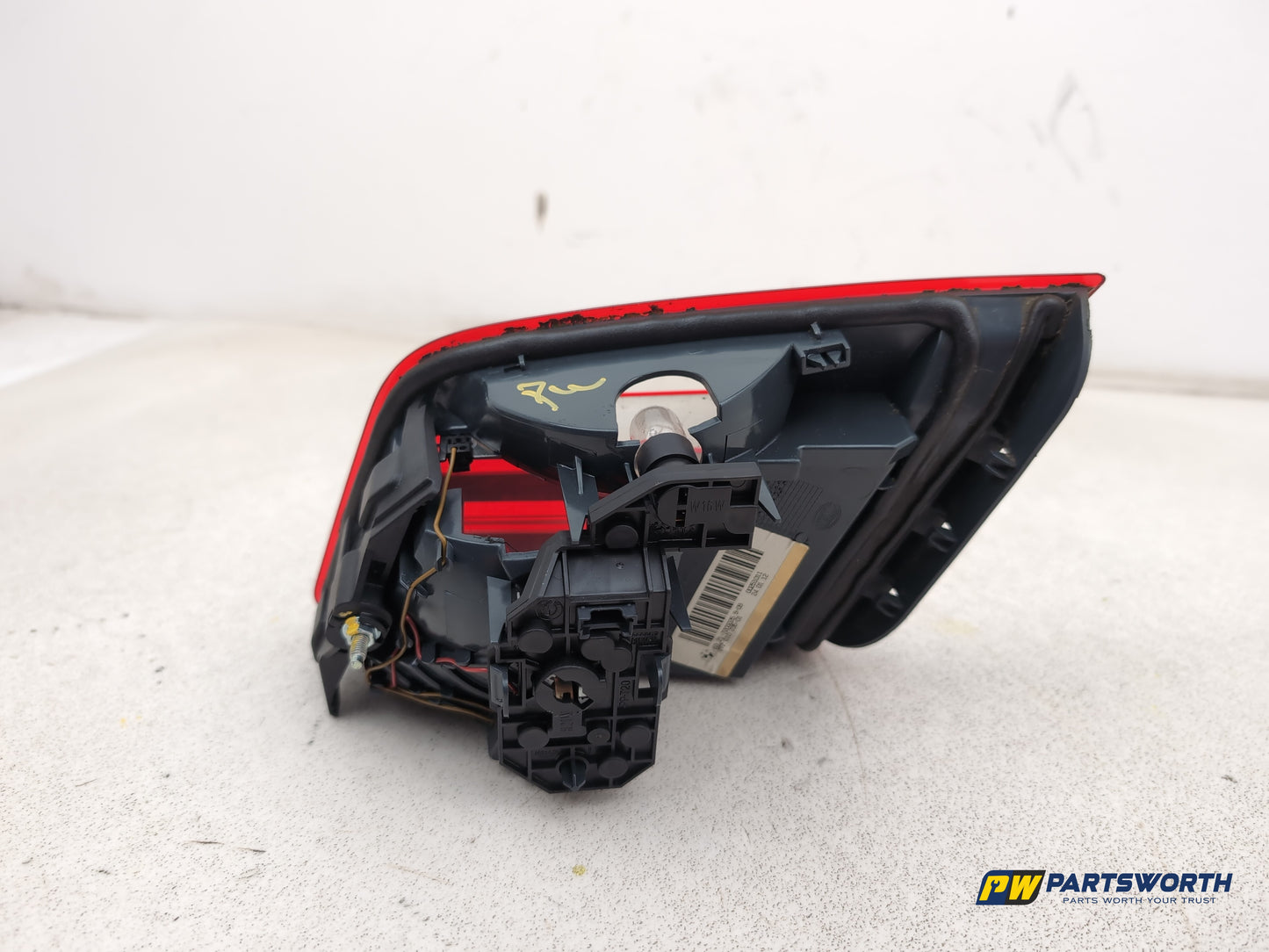 Bmw 5 Series 520d Se Auto F10 Lamp Assembly Rear Inner Lh Passenger Side 7203225 - photo 4