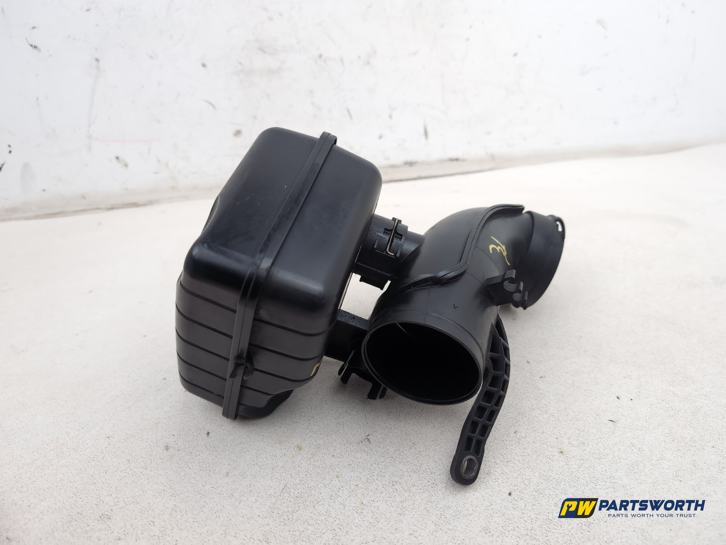 Bmw 5 Series 520d Se Auto F10 Turbo Air Intake Pipe With Tank 8512249 2010-2017 - photo 4