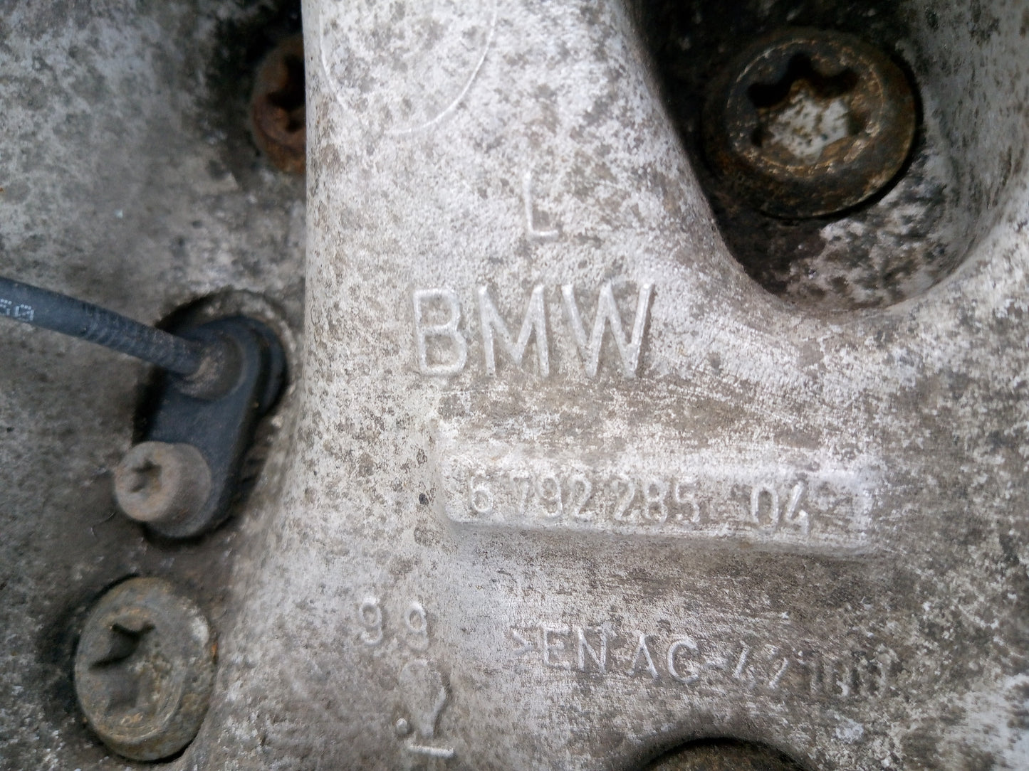 FRONT RIGHT SUSPENSION LEG STRUT HUB 6
