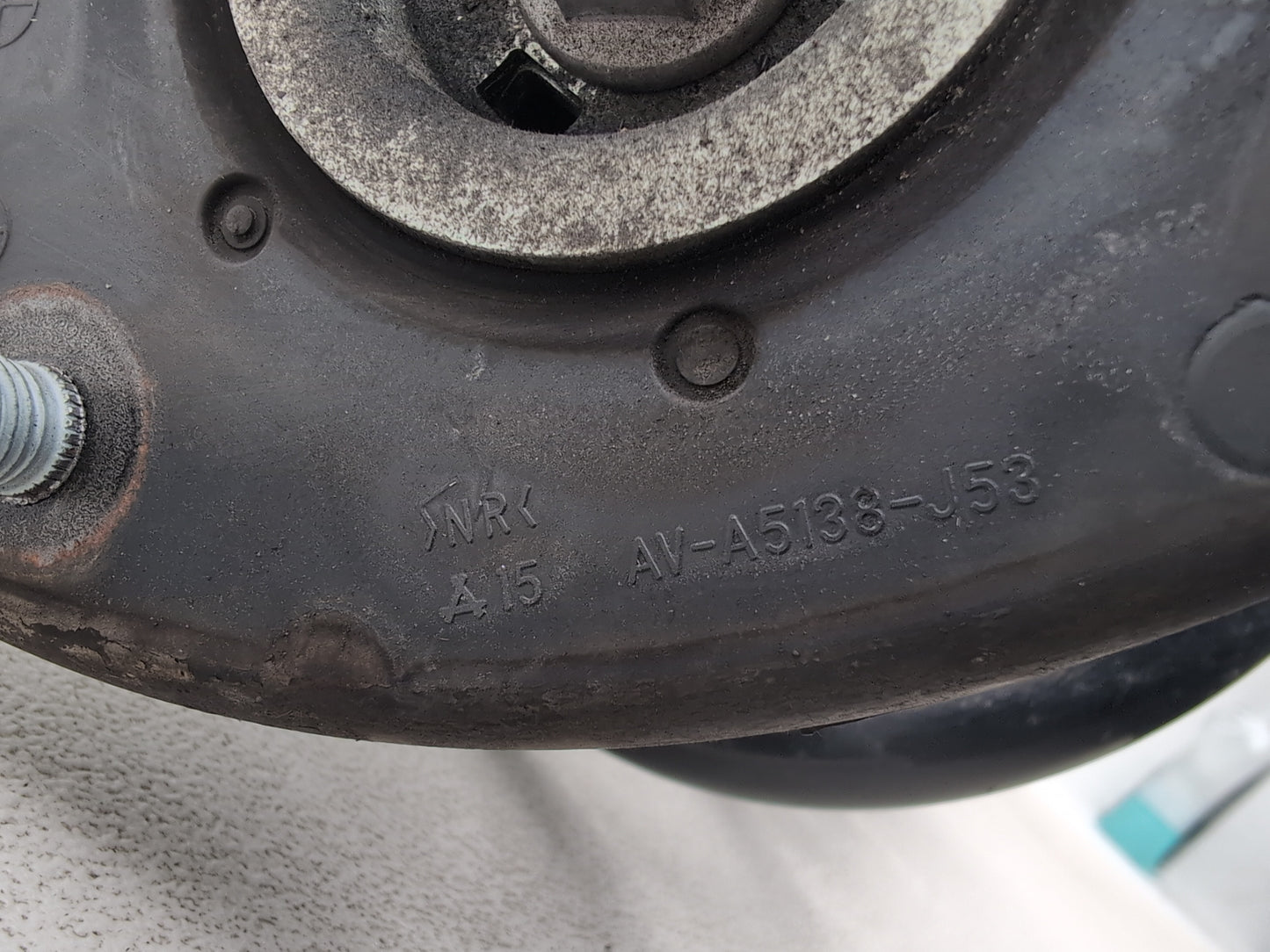 FRONT LEFT SUSPENSION LEG STRUT HUB 6
