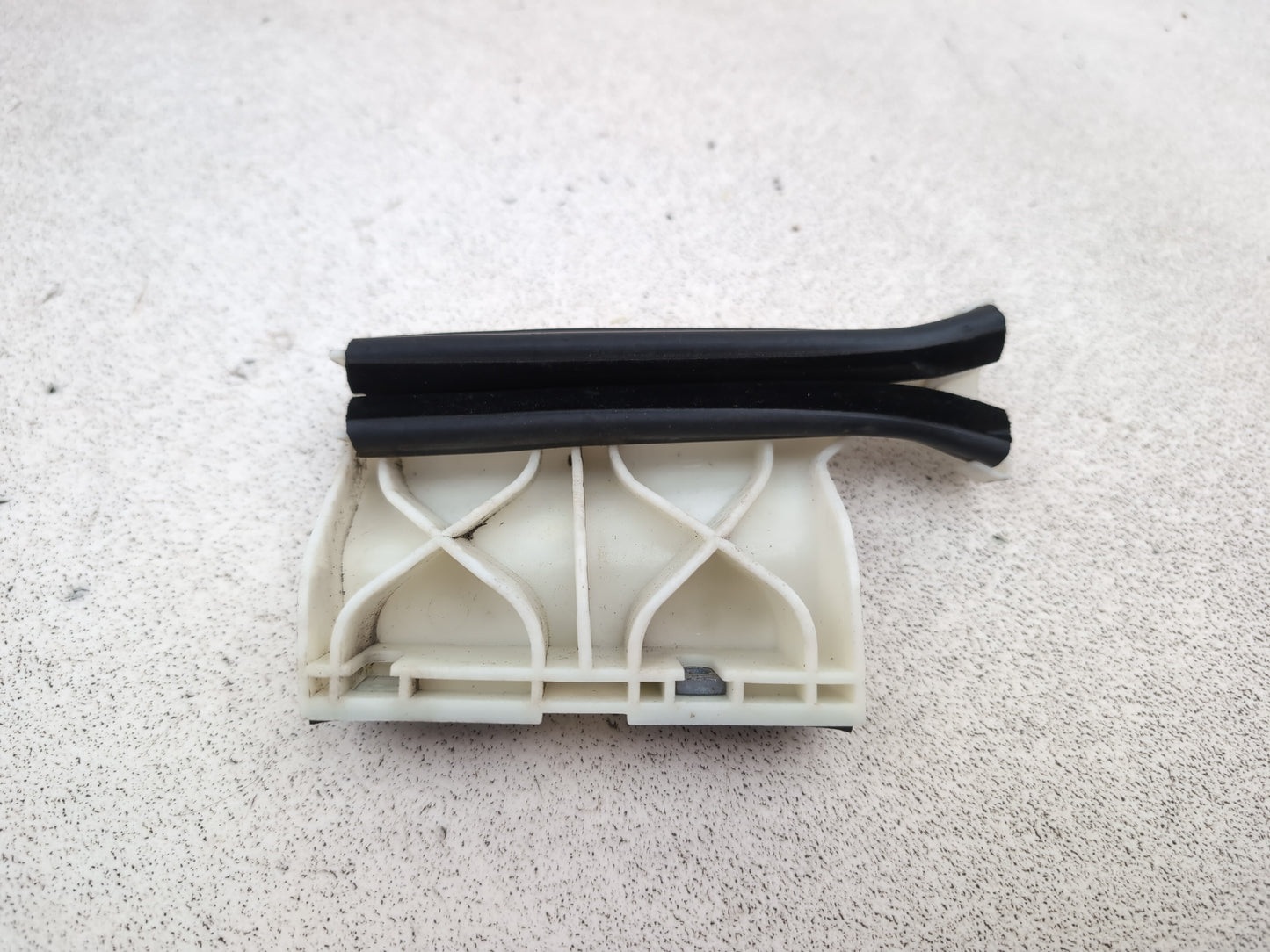 Peugeot 208 Active Front Driver Right Door Glass Window Guide 9673361080 - photo 6