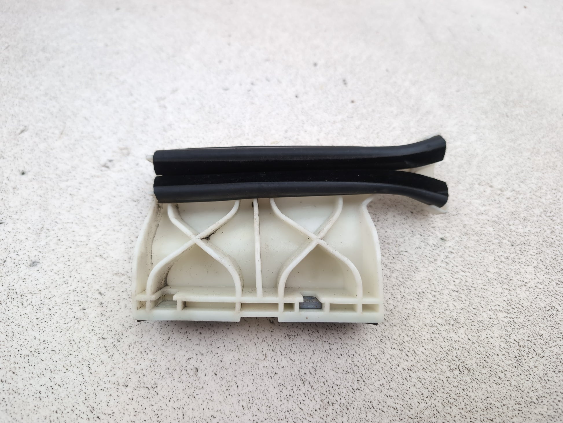 Peugeot 208 Active Front Driver Right Door Glass Window Guide 9673361080 - photo 6