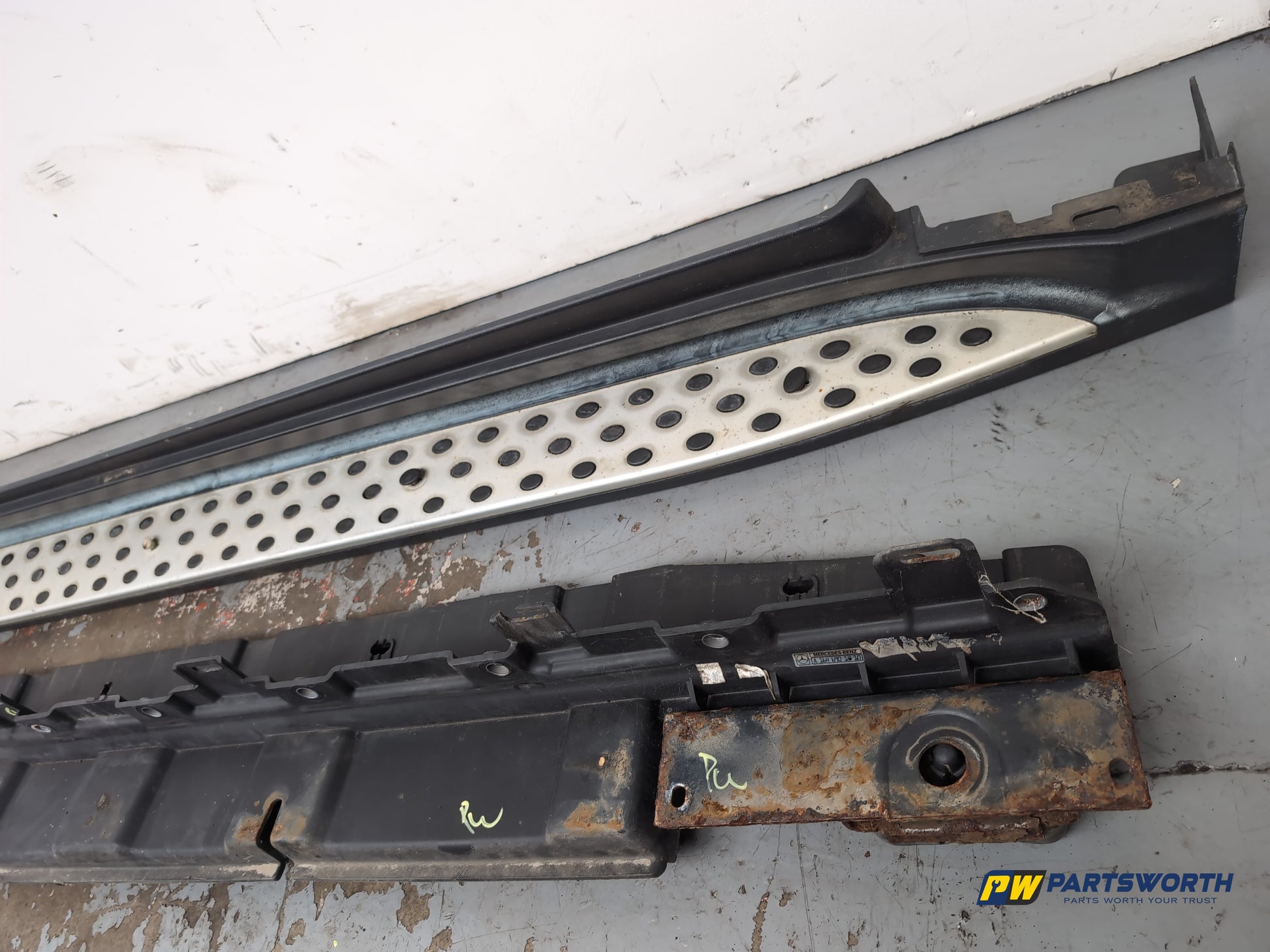 Mercedes-Benz Ml350 Spt Cdi Side Skirt Rh Driver Side And Step Insert Pack - photo 6