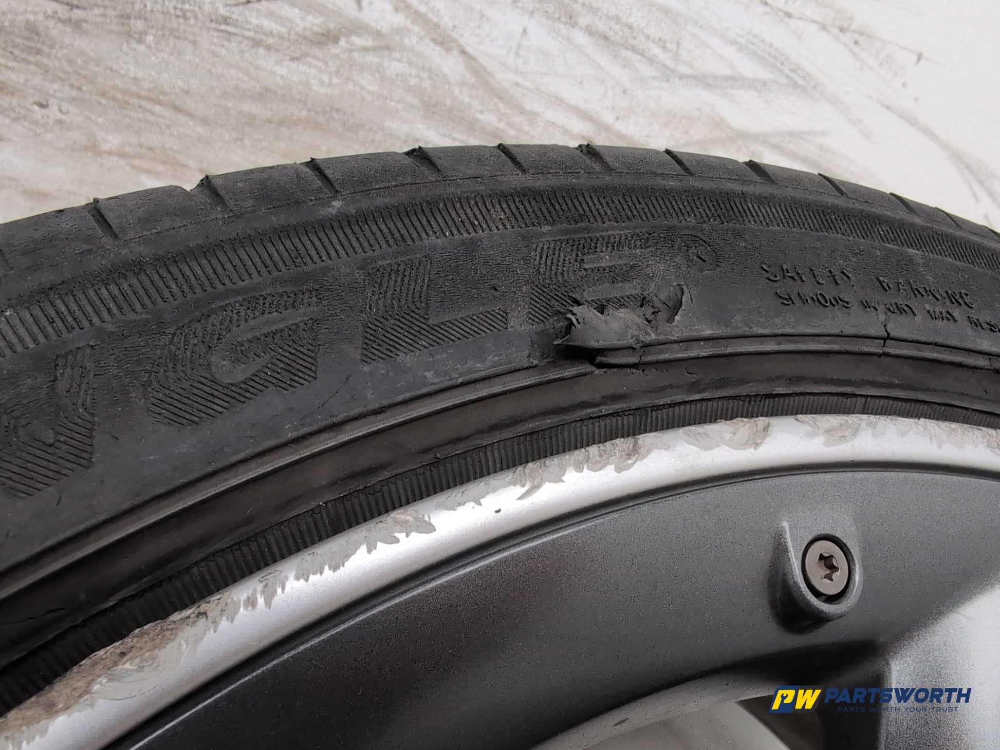 Audi A1 Contrast Edition Tdi Wheel With Tyre 215/40 R17 Silver Black 8x0601025e - photo 6