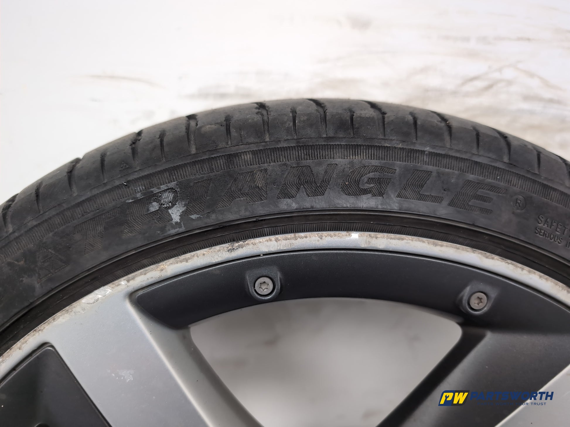 Audi A1 Contrast Edition Tdi Wheel With Tyre 215/40 R17 Silver Black 8x0601025e - photo 6