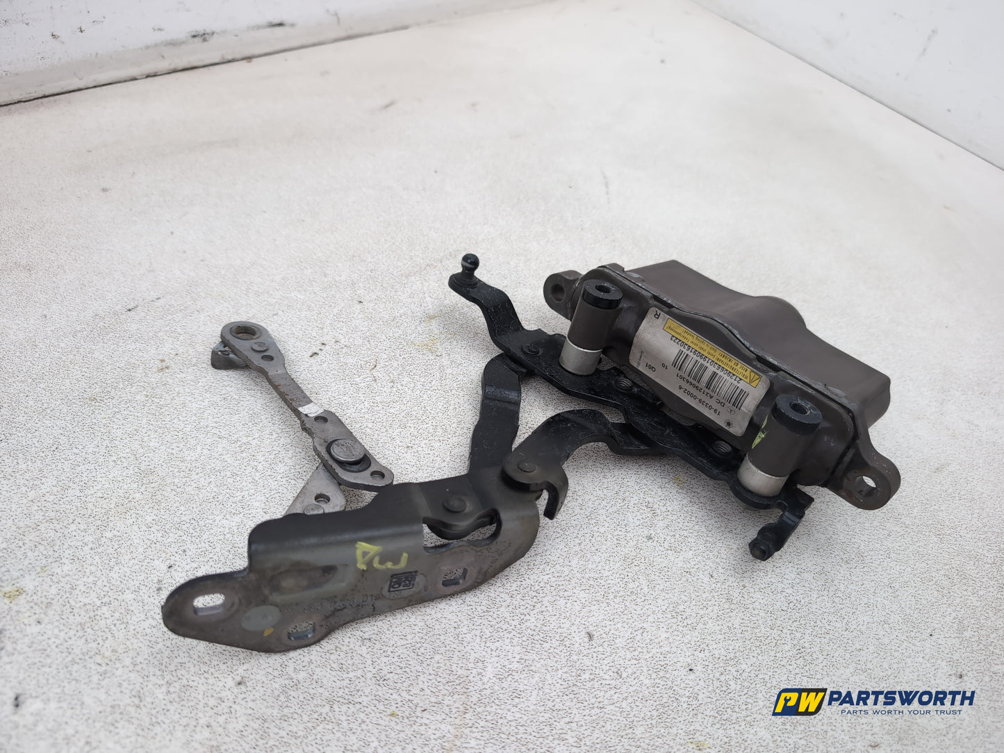 Mercedes-Benz E220 E-Class W212 Saloon Bonnet Hinge Rh Driver Side A2048800228 - photo 4