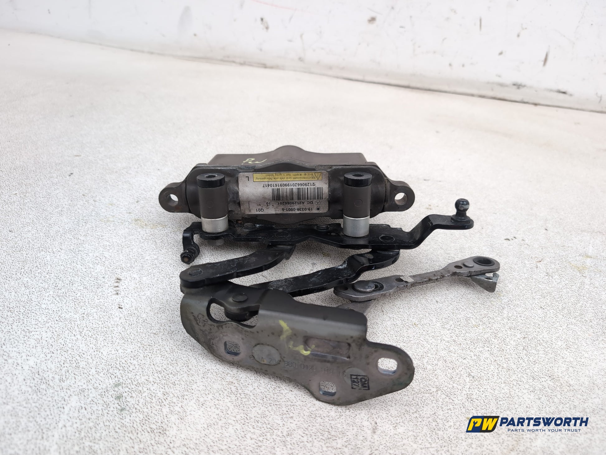 Mercedes-Benz E220 E-Class Saloon Bonnet Hinge Lh Passenger Side A2048800128 - photo 6
