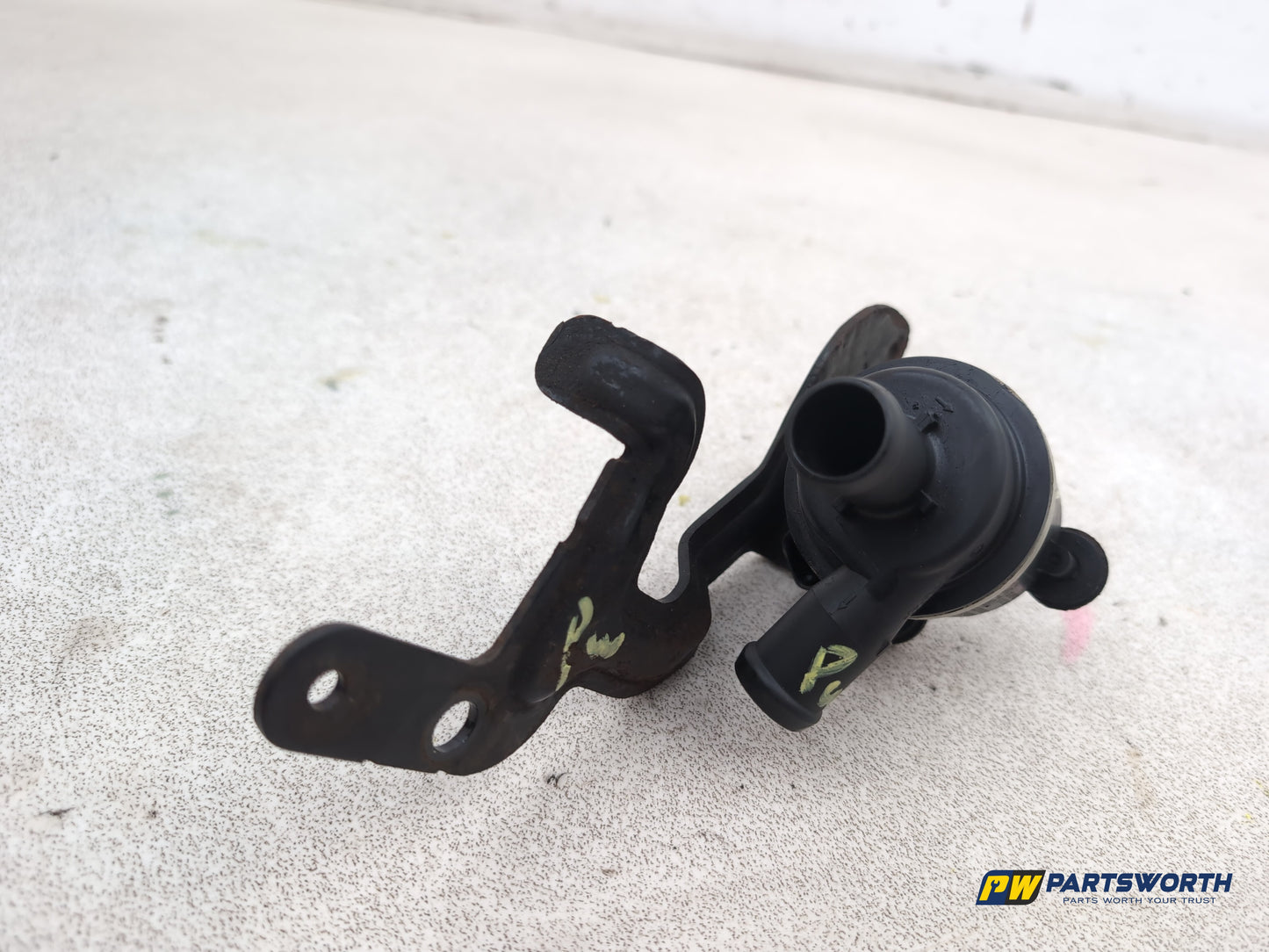 Audi A1 Contrast Edition 1.6l Diesel Auxiliary Water Pump 6r0965561a 2008-2012 - photo 6