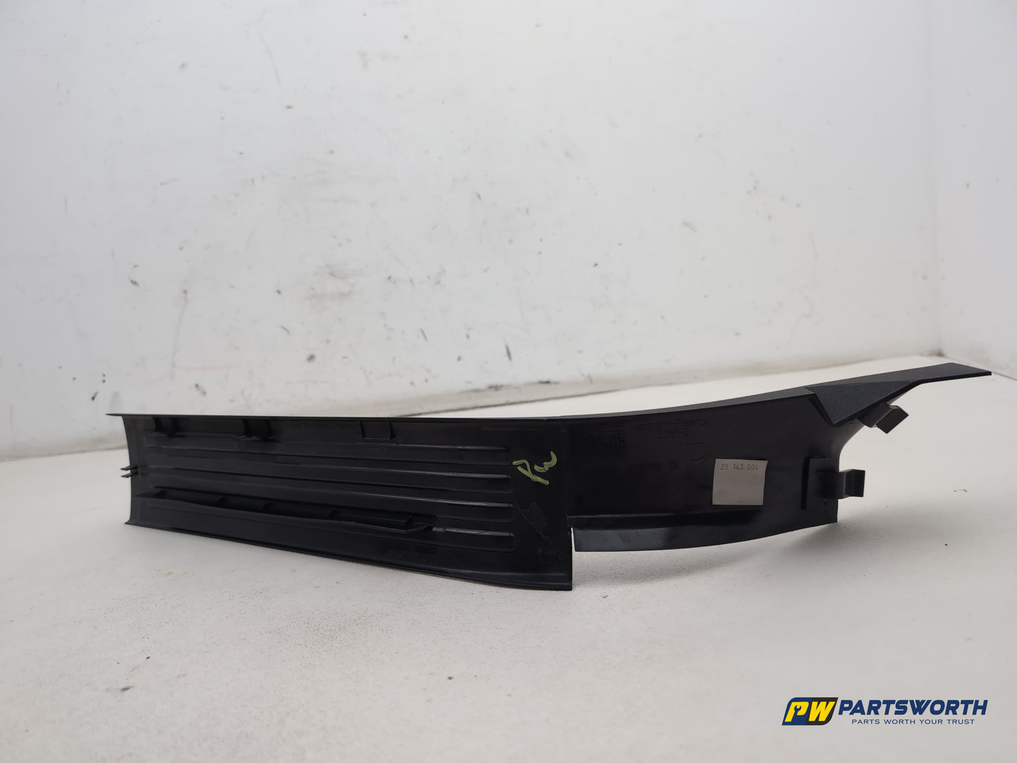 Mercedes R320 R-Class W251 Rear Right Door Step Cover A2516860436 2006-2013 - photo 6
