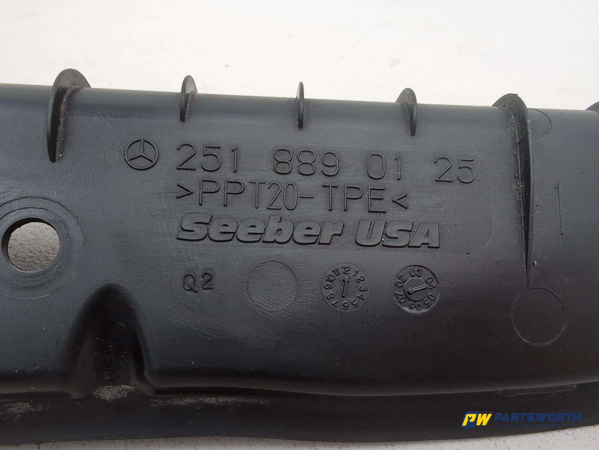 Mercedes R320 R-Class W251 Front Right Wing Fender Seal A2518890125 2006-2013 - photo 6