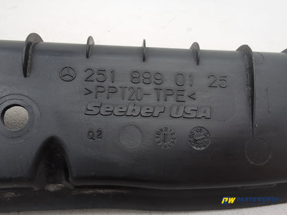 Mercedes R320 R-Class W251 Front Right Wing Fender Seal A2518890125 2006-2013 - photo 6