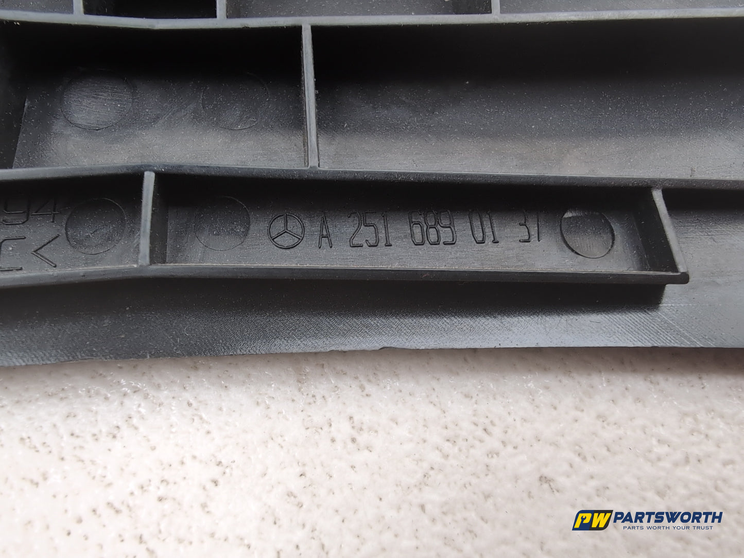 Mercedes R320 R-Class W251 Rear Centre Console Trim A2516890137 2006-2013 - photo 5