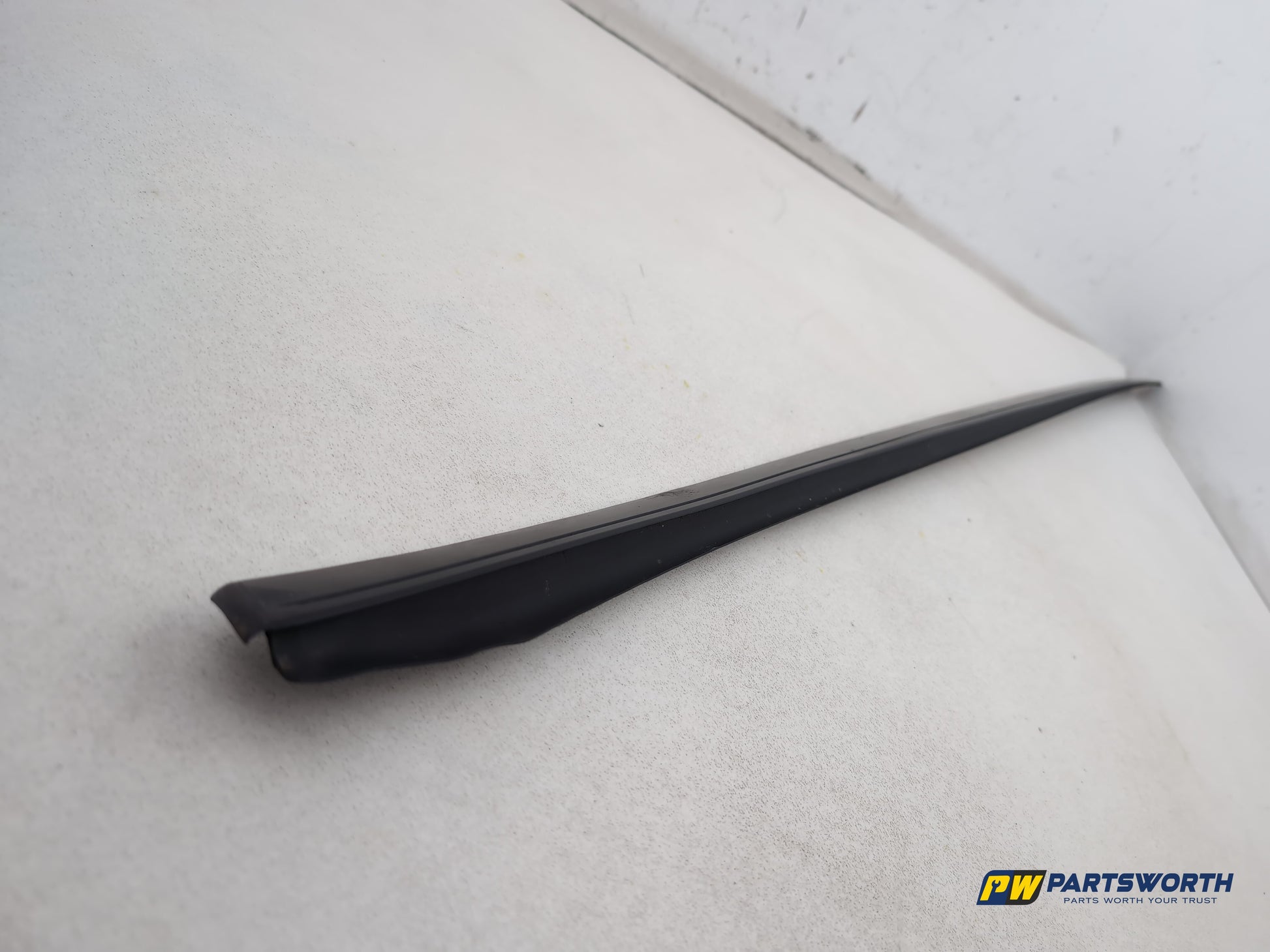 Mercedes R320 R-Class W251 Right Windshield Trim A2516905062 2006-2013 - photo 6