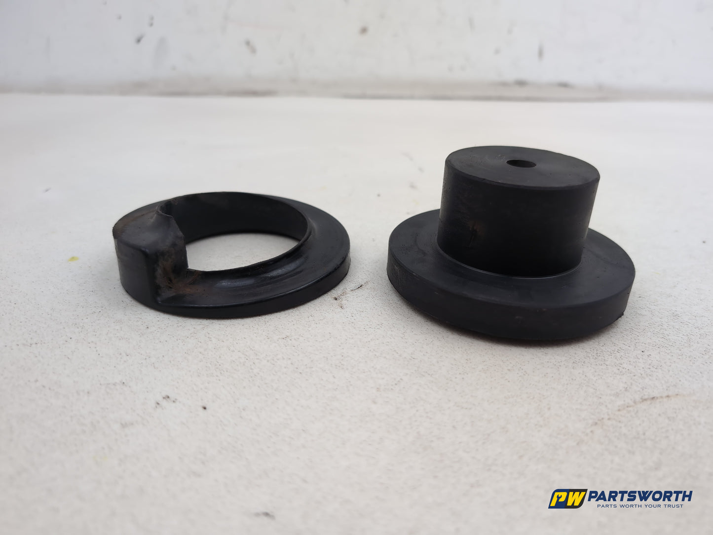 Mercedes R320 R-Class W251 Rear Coil Spring Mount 2006-2013 - photo 6