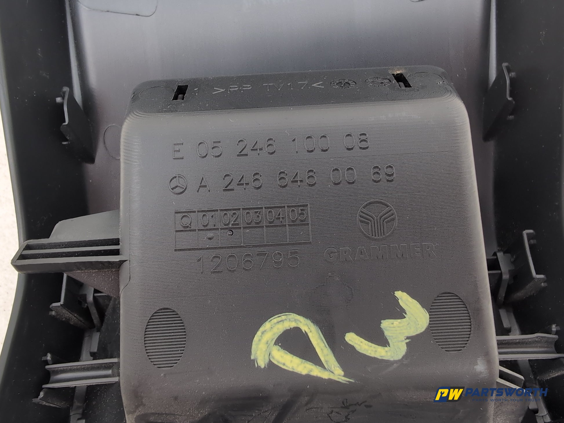 Mercedes-Benz B180 B-Class W246 Centre Console Rear Trim Panel Cover Ashtray - photo 6