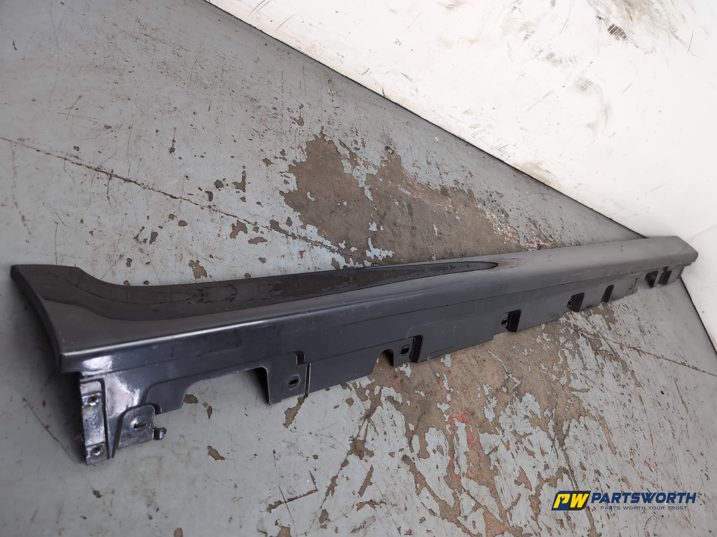 Side Skirt RH 6