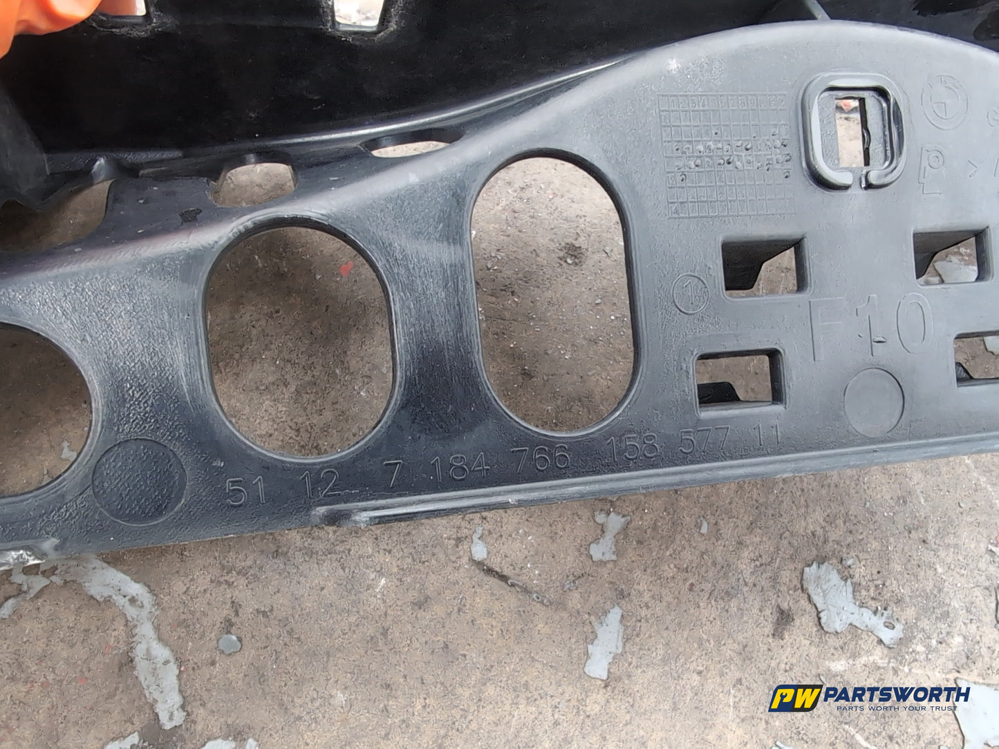 Bmw 5 Series 520d Se Auto F10 Rear Bumper Bracket Guide Mount Centre 7184766 - photo 6