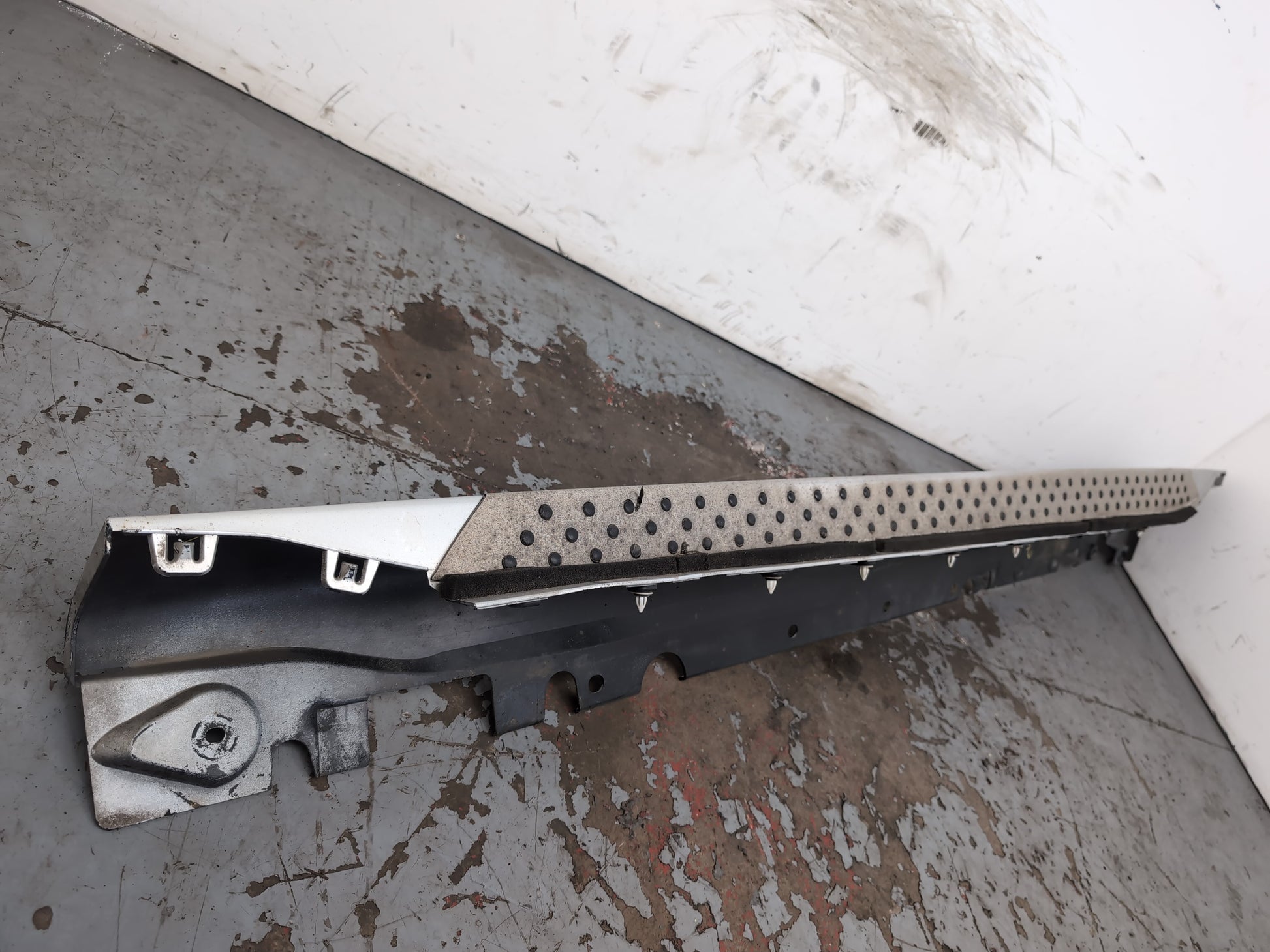 Side Skirt RH 6