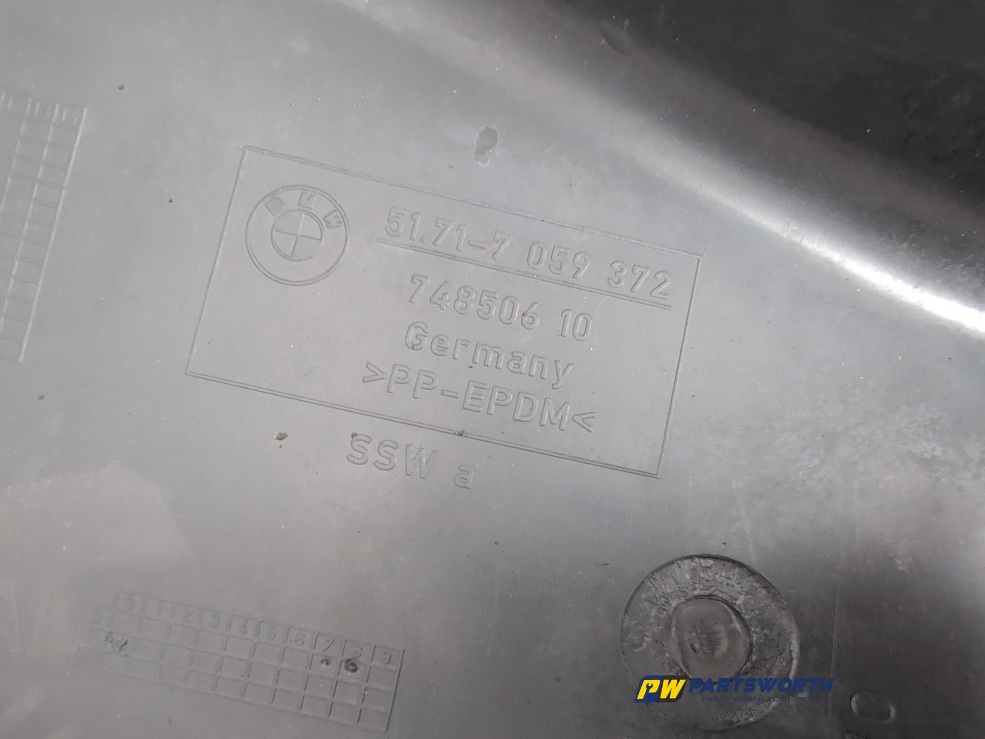 Moulding Wheel Arch Front RH 3