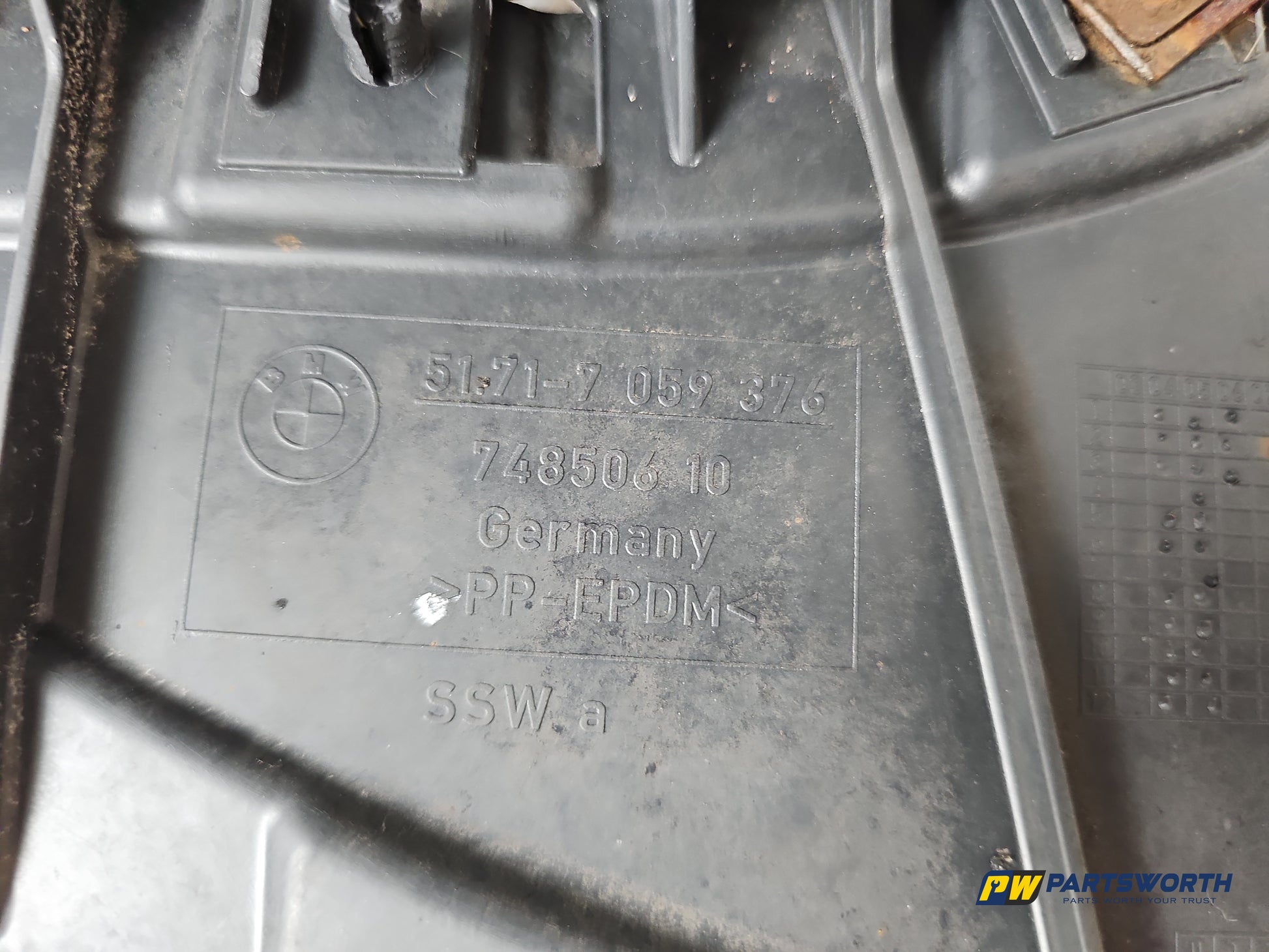 Moulding Wheel Arch Front RH 6