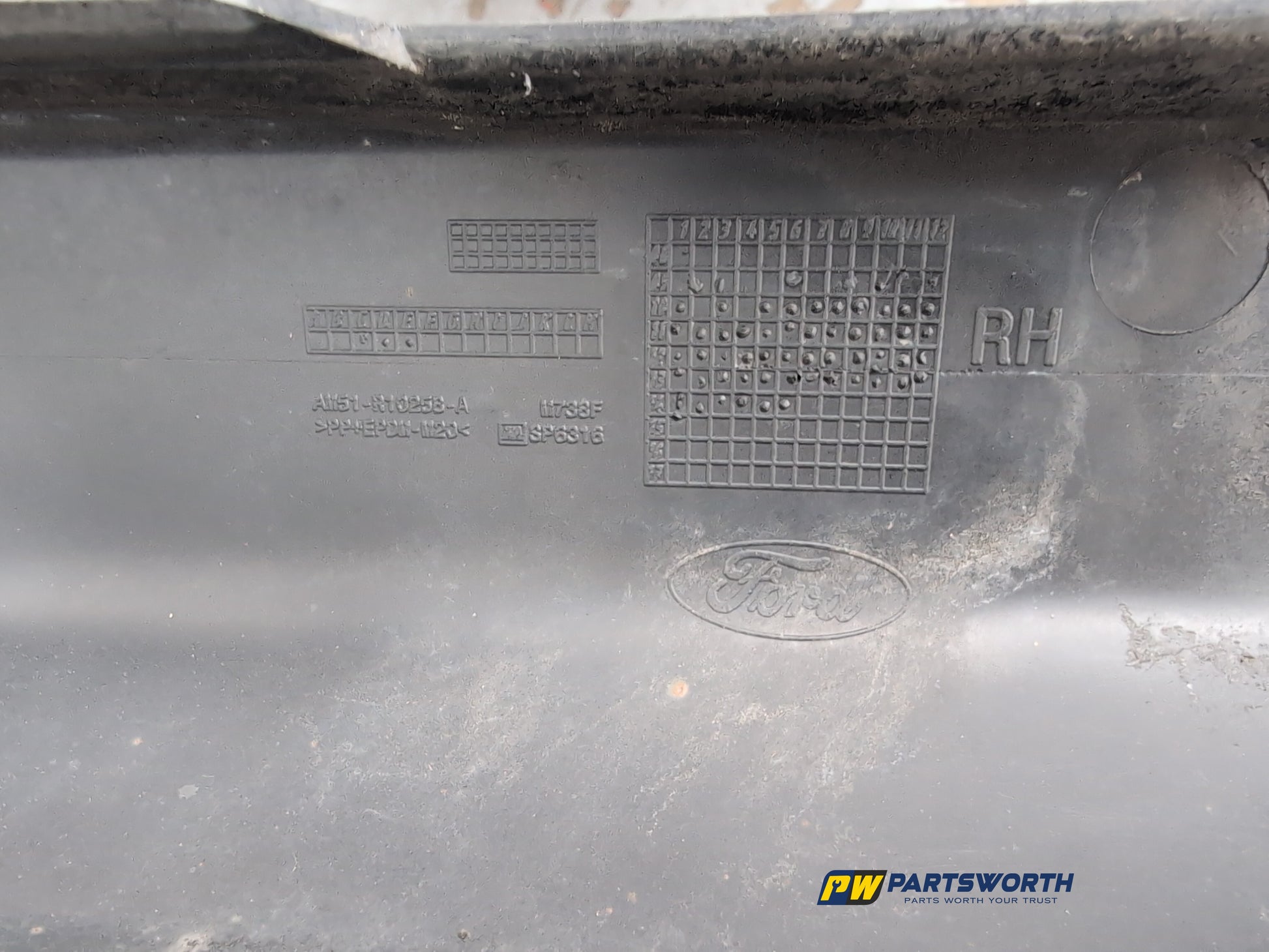 Side Skirt RH 6