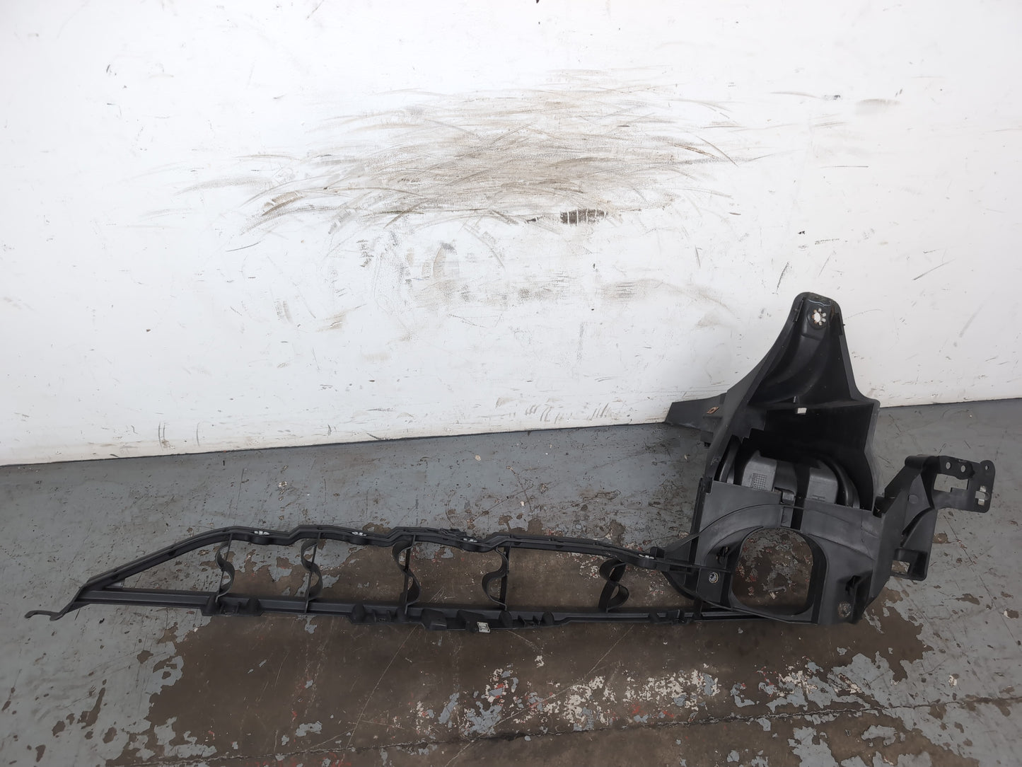 Headlamp Panel Support Bracket RH 6