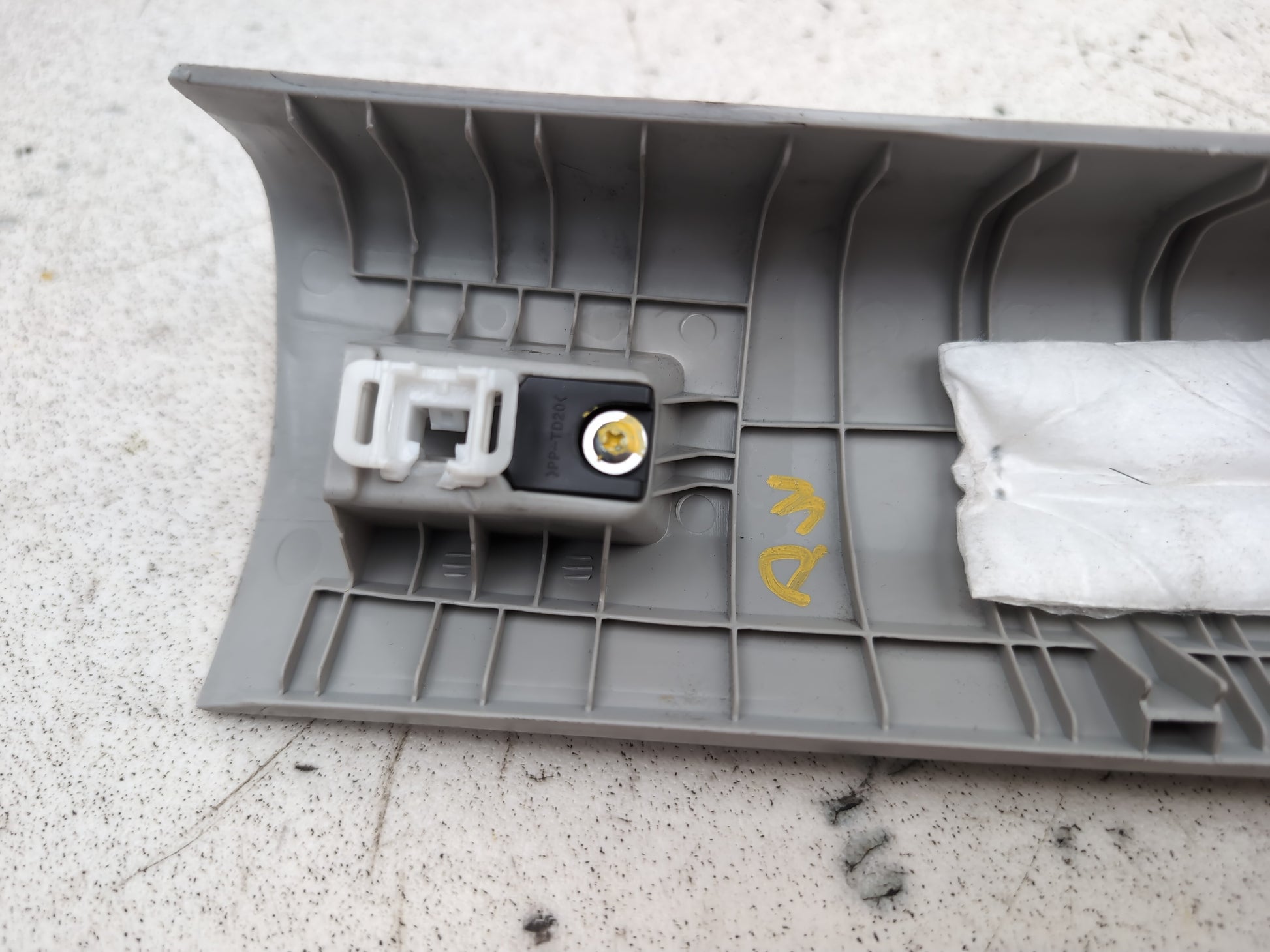 LH A Pillar Trim  9