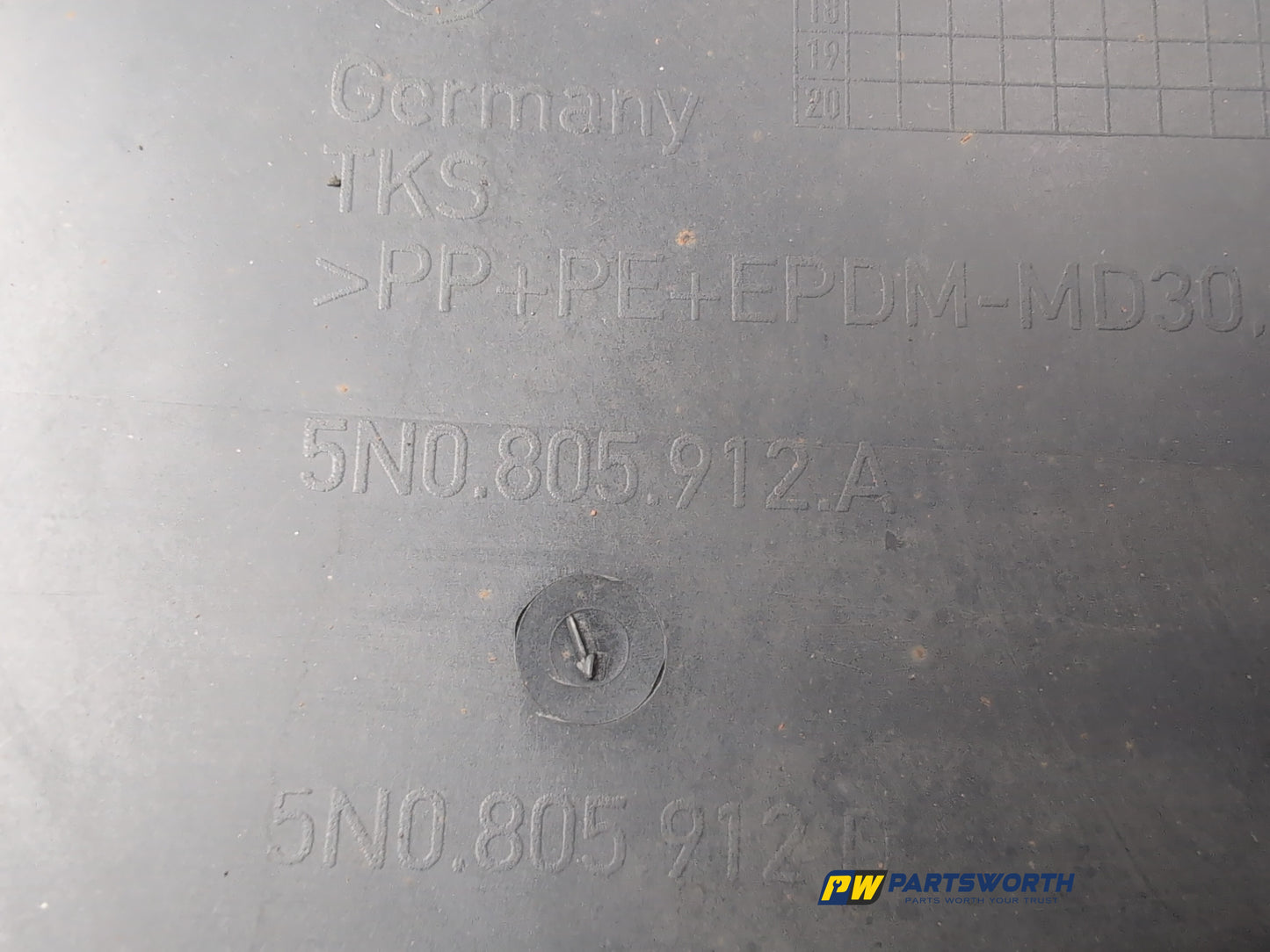 Moulding Wheel Arch Front RH 7