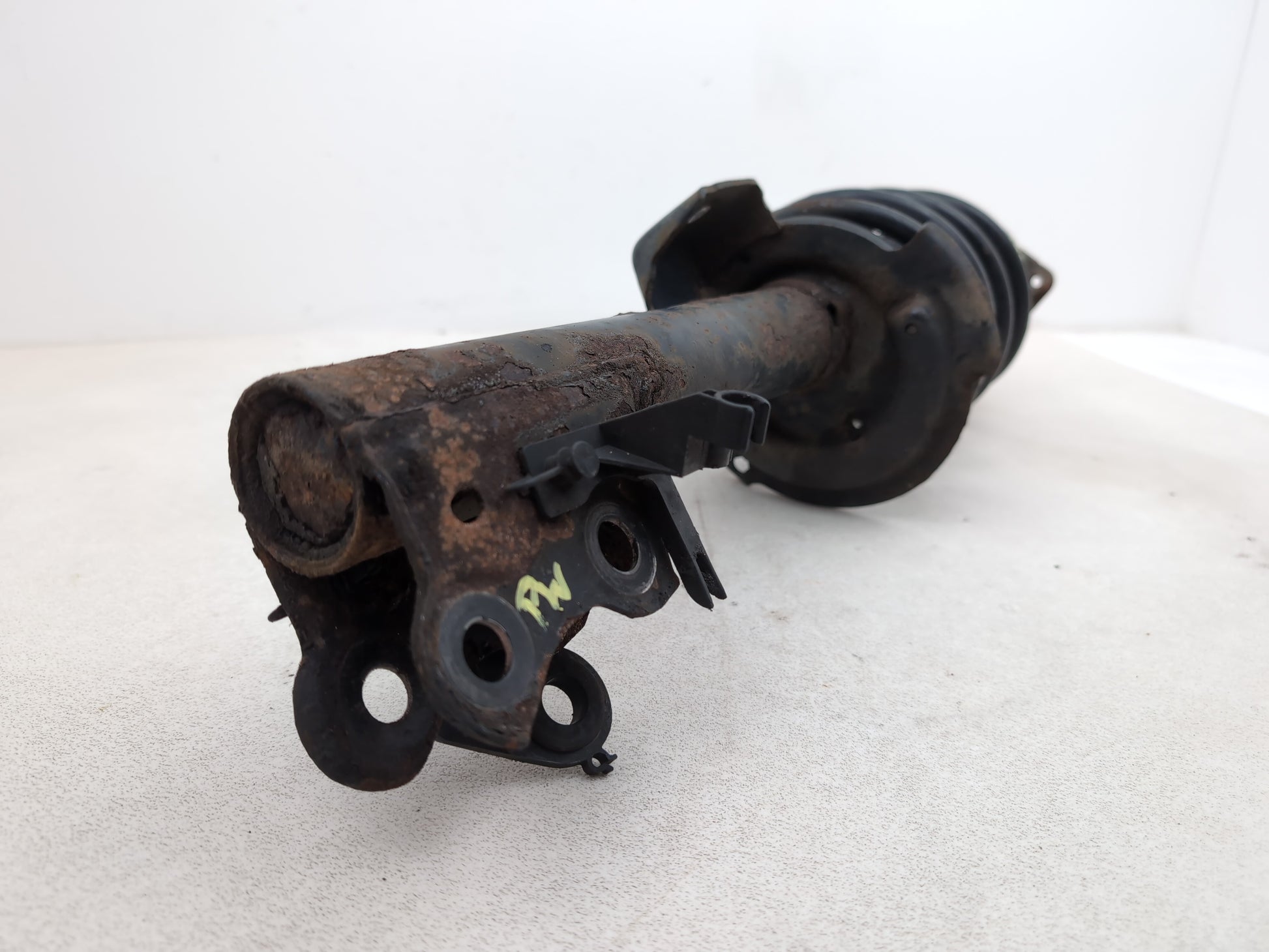 FRONT LEFT SUSPENSION LEG STRUT HUB 5