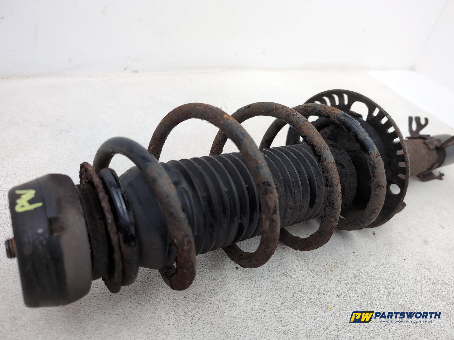 FRONT LEFT SUSPENSION LEG STRUT HUB 5