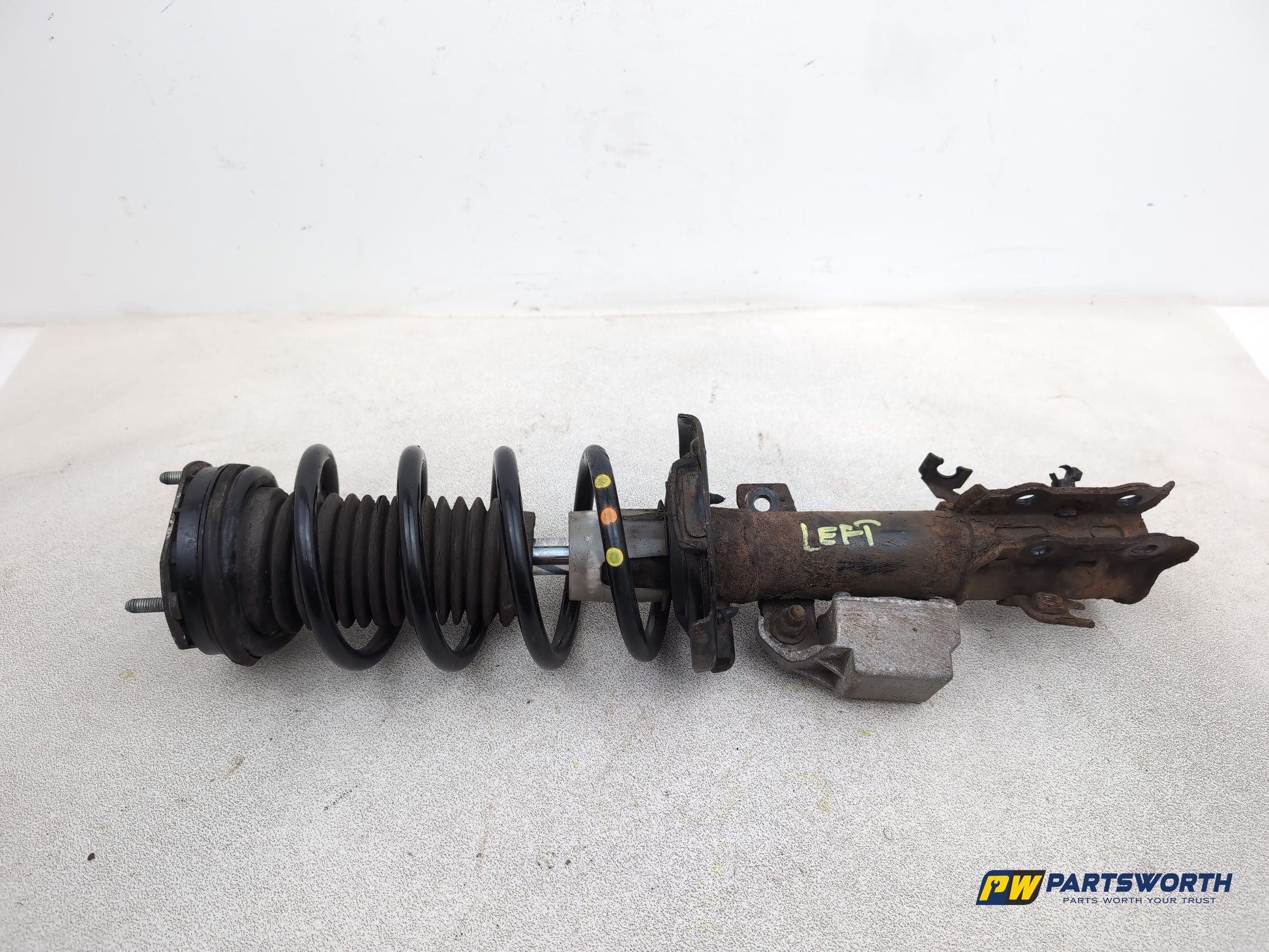 FRONT LEFT SUSPENSION LEG STRUT HUB 5