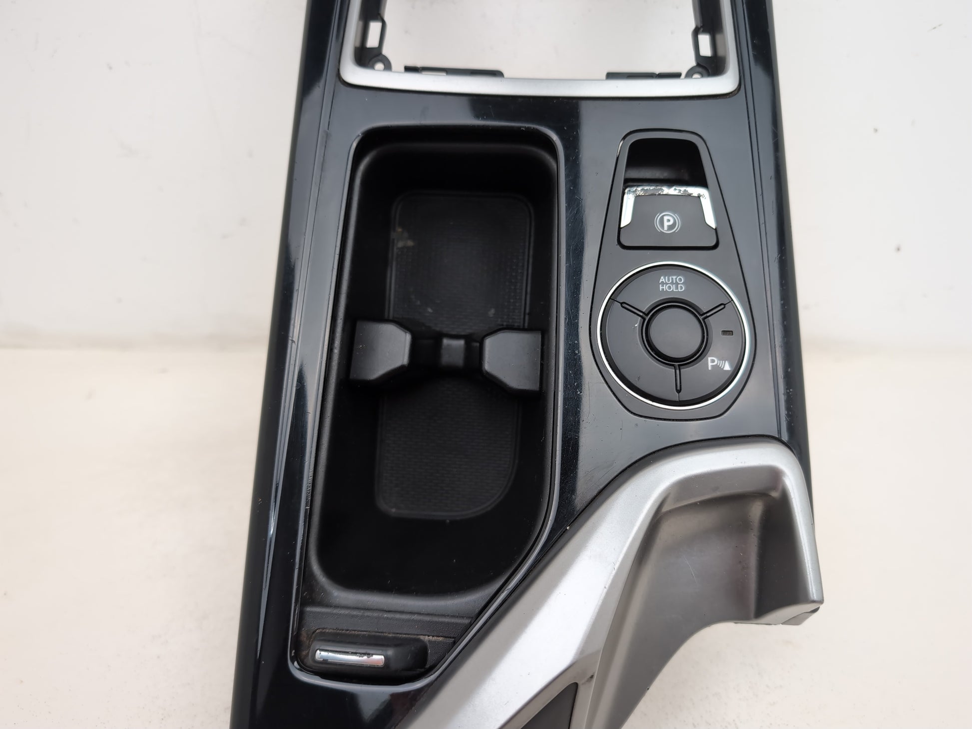 Hyundai I40 Style Crdi 2012 Centre Console Storage Tray & Switches 84670-3z900 - photo 5