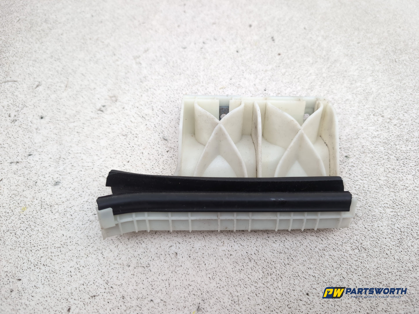 Peugeot 208 Active Front Driver Right Door Glass Window Guide 9673361080 - photo 5