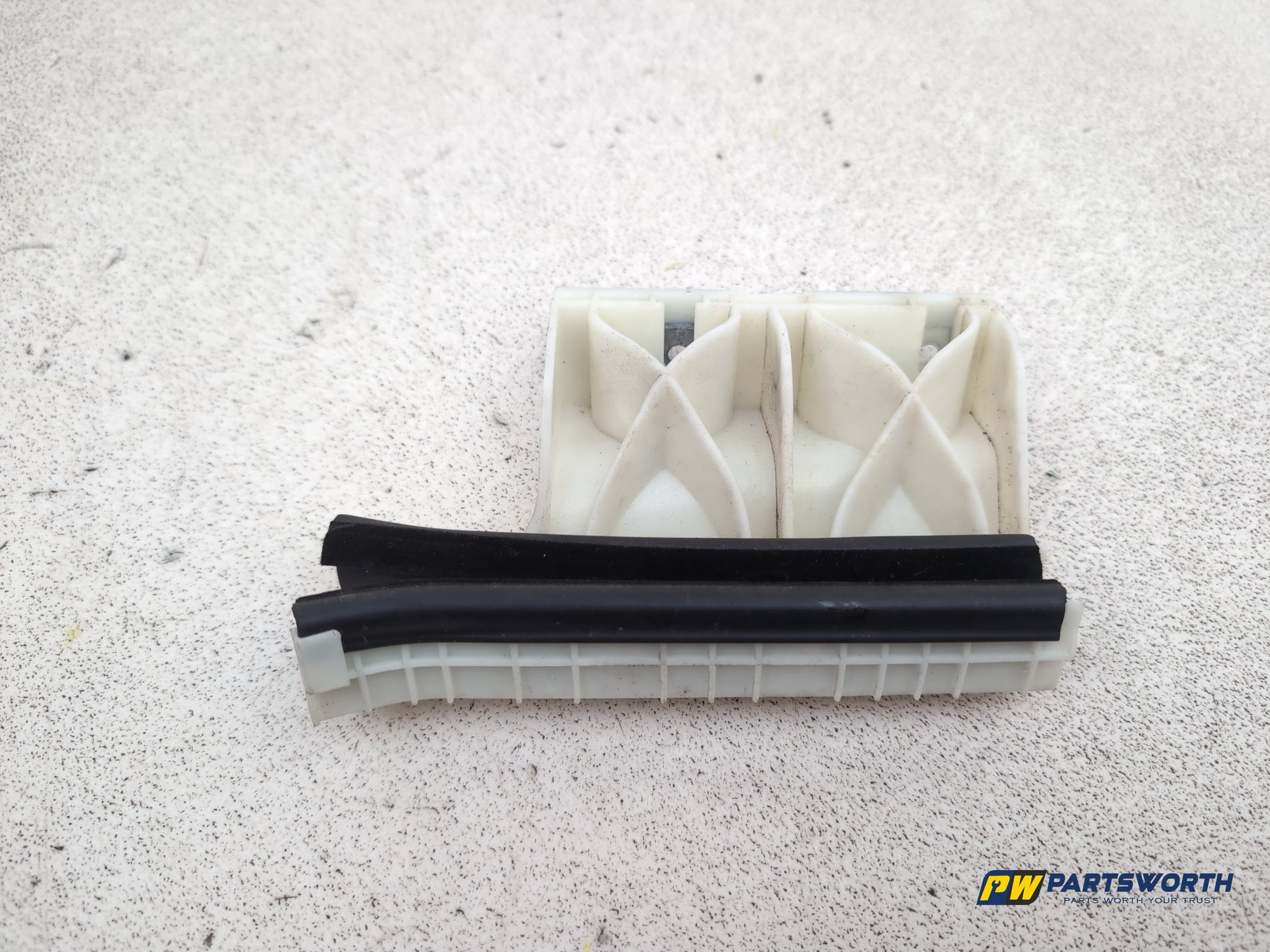 Peugeot 208 Active Front Driver Right Door Glass Window Guide 9673361080 - photo 5