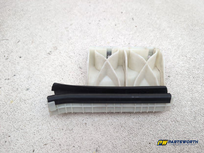 Peugeot 208 Active Front Driver Right Door Glass Window Guide 9673361080 - photo 5