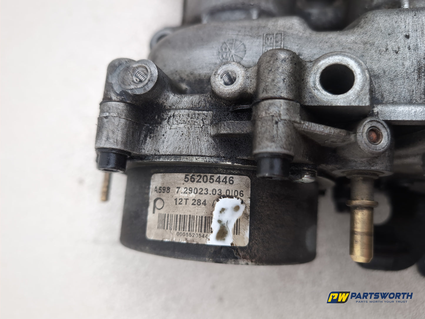 Vauxhall Insignia Astra J Zafira 2.0 Cdti Camshaft Case Cover 55574600 - photo 5