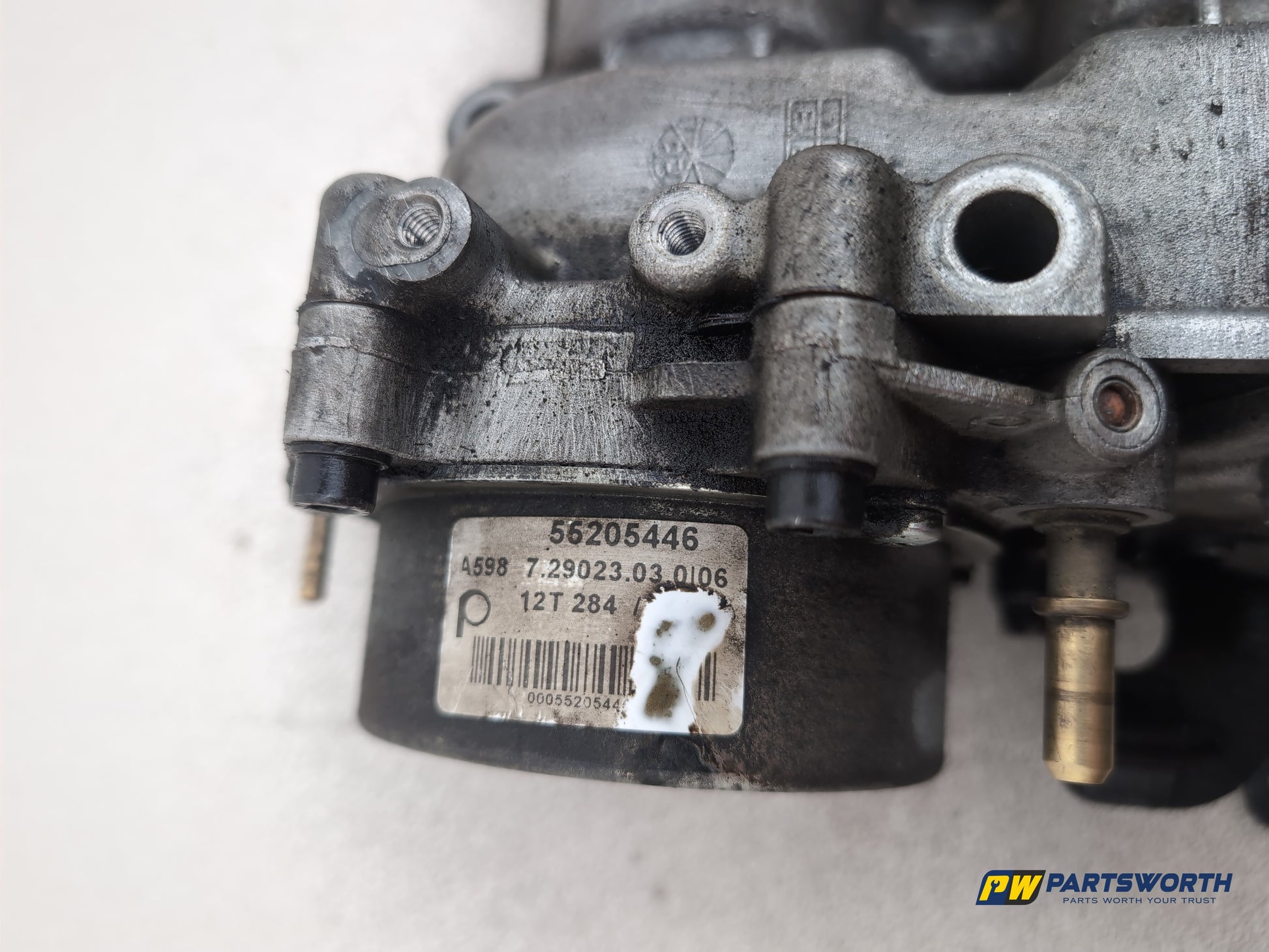 Vauxhall Insignia Astra J Zafira 2.0 Cdti Camshaft Case Cover 55574600 - photo 5