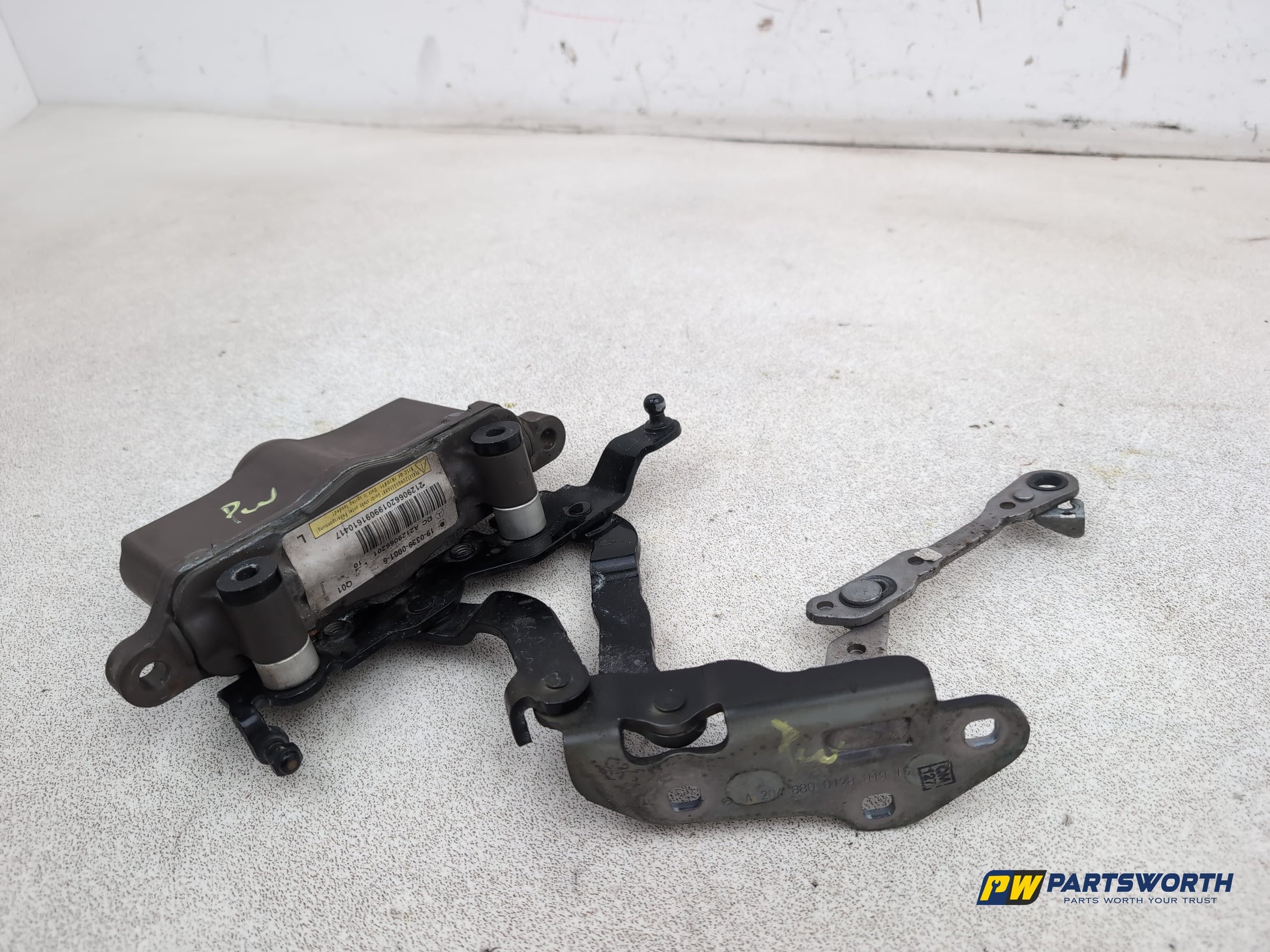 Mercedes-Benz E220 E-Class Saloon Bonnet Hinge Lh Passenger Side A2048800128 - photo 5
