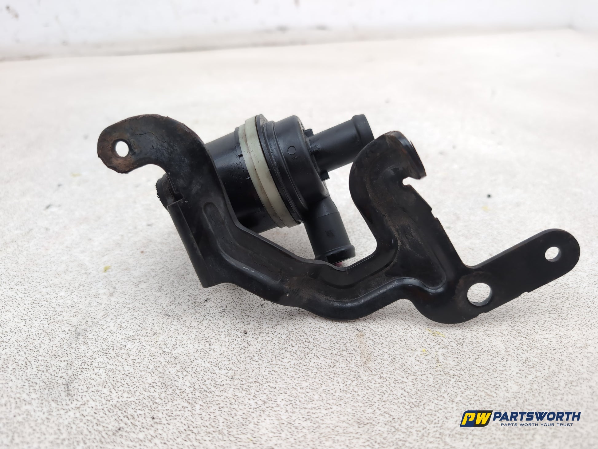 Audi A1 Contrast Edition 1.6l Diesel Auxiliary Water Pump 6r0965561a 2008-2012 - photo 5