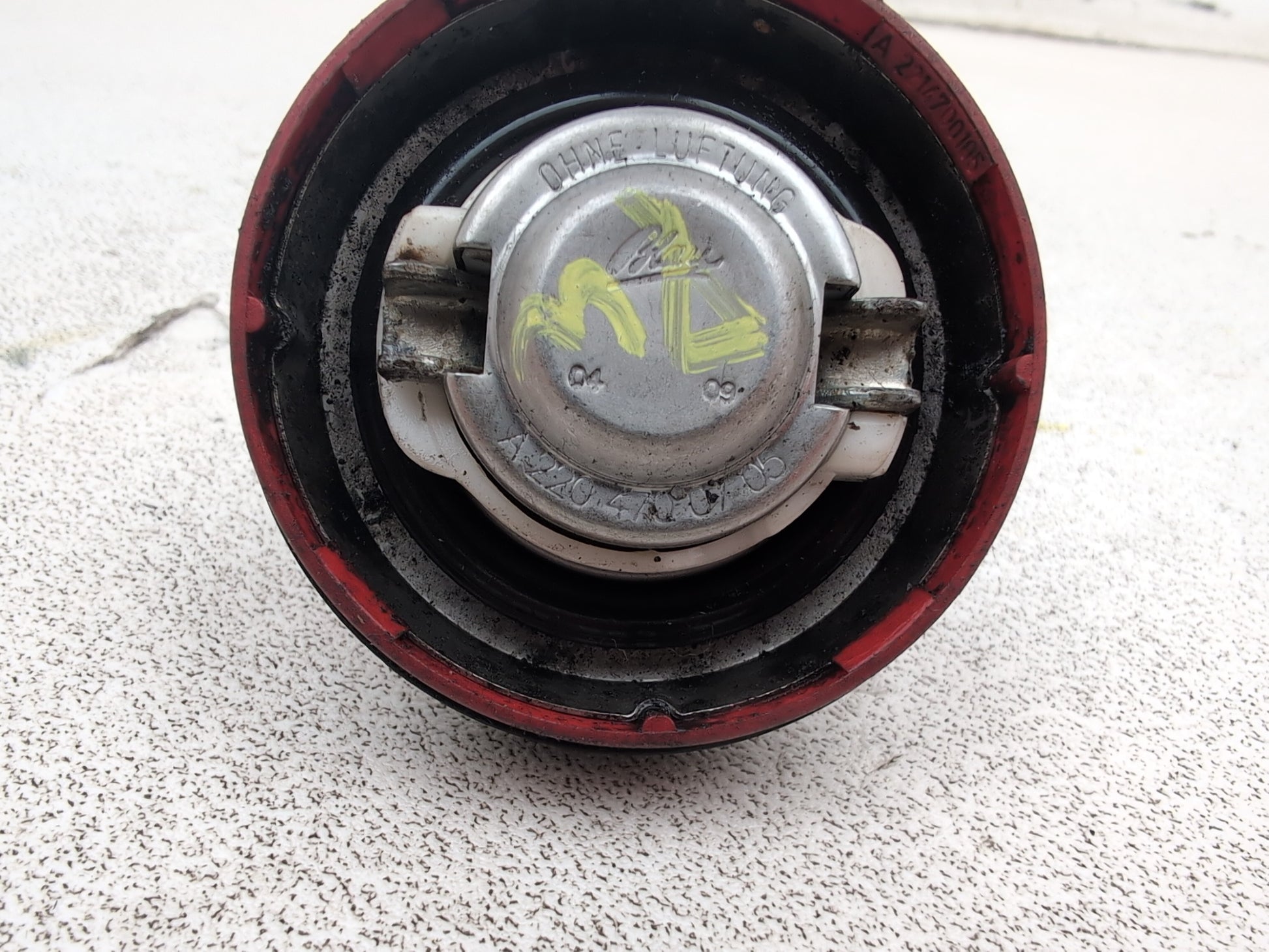 Mercedes-Benz E220 W212 Diesel Fuel Filler Cap Tank In Red A2204700705 - photo 5