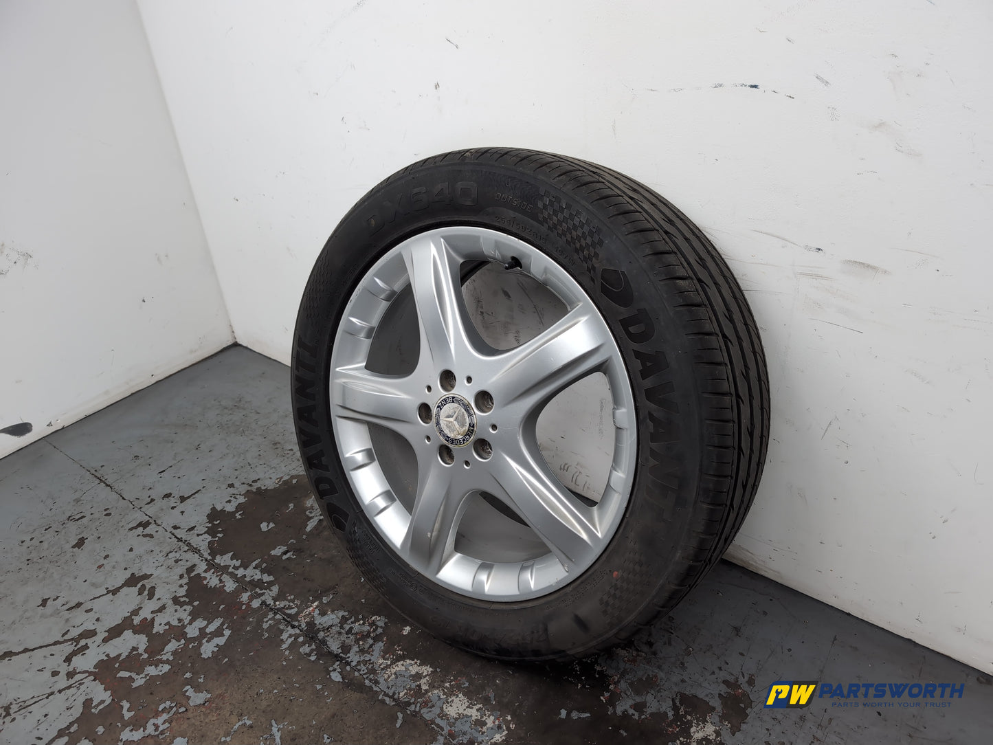Mercedes R320 R-Class W251 Wheel With Tyre 255/50 R19 A2514011202 - photo 5