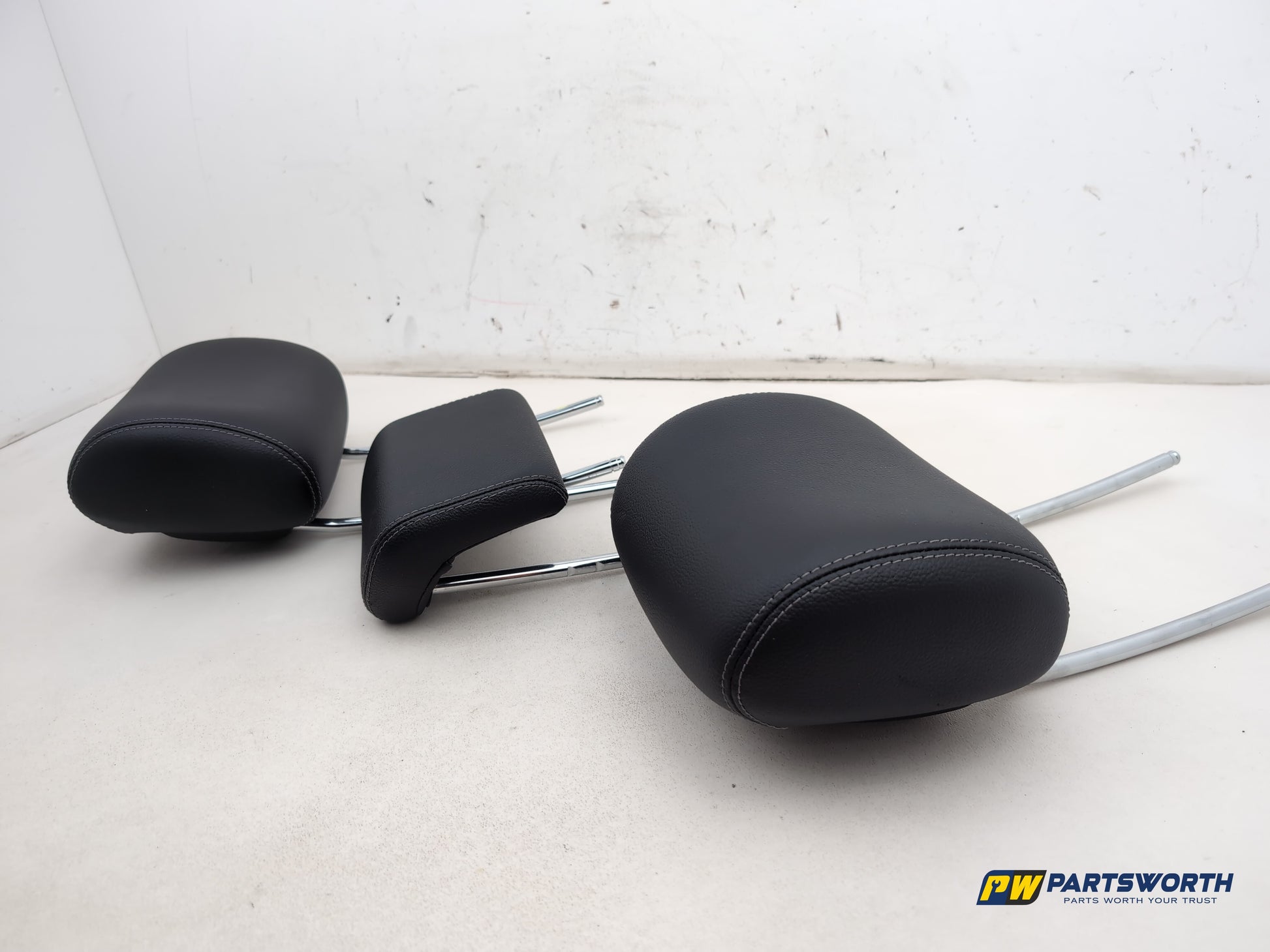 Mercedes R320 R-Class W251 Rear Second Row Leather Headrest Set 2006-2013 - photo 5