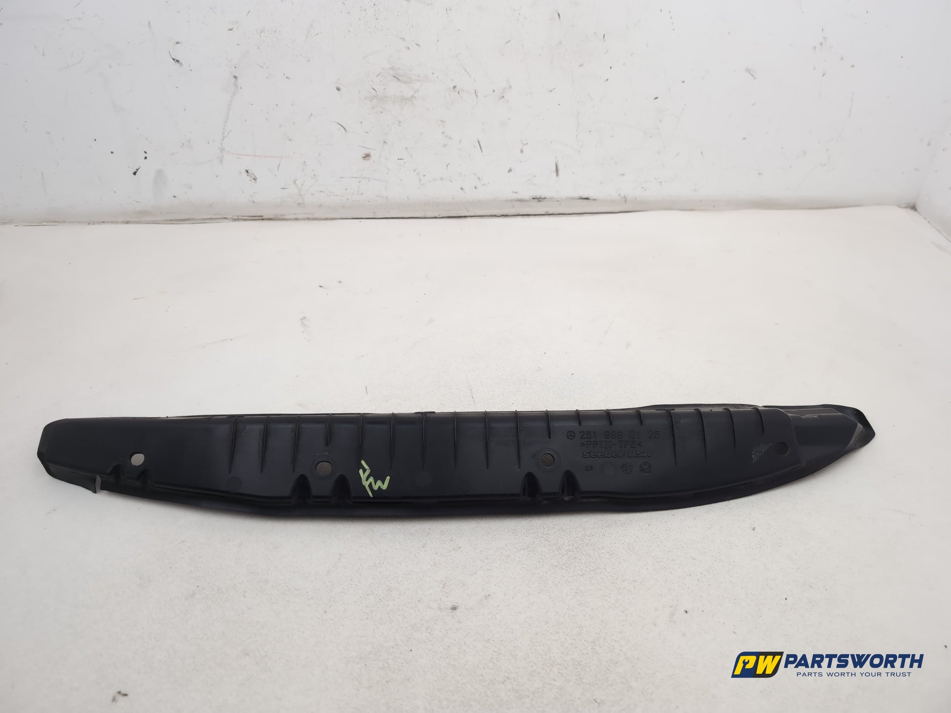 Mercedes R320 R-Class W251 Front Right Wing Fender Seal A2518890125 2006-2013 - photo 5