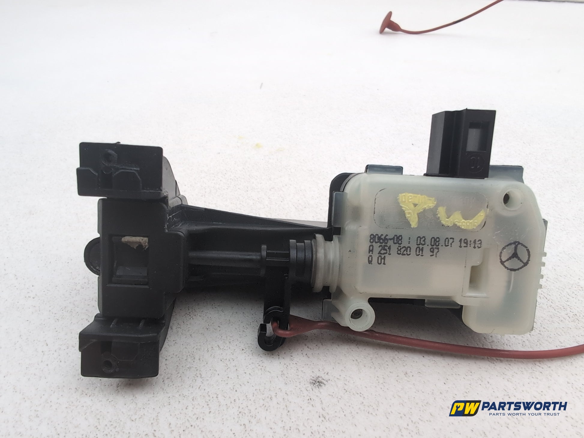 Mercedes R320 R-Class W251 Fuel Flap Locking Motor Actuator A2518200197 06-2013 - photo 5