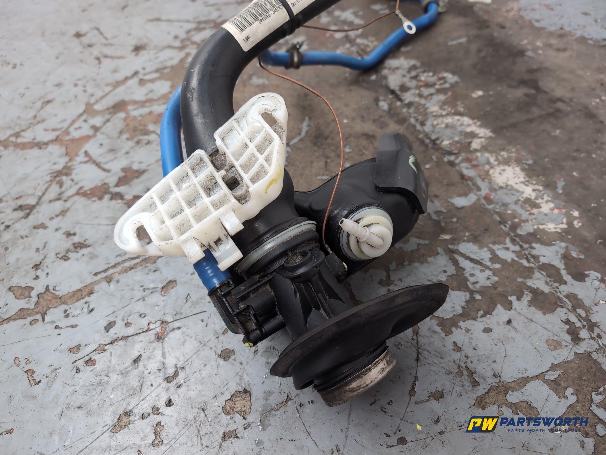 Mercedes R320 R-Class W251 3.0l Diesel Fuel Filler Neck 2006-2013 - photo 5