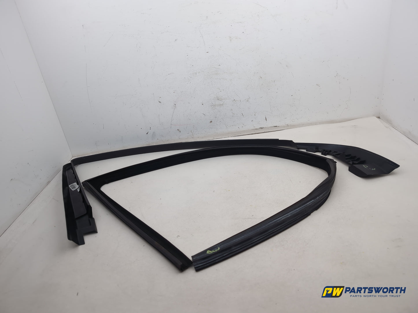 Mercedes R320 R-Class W251 Front Driver Window Rubber Seal And Trims 2006-2013 - photo 5